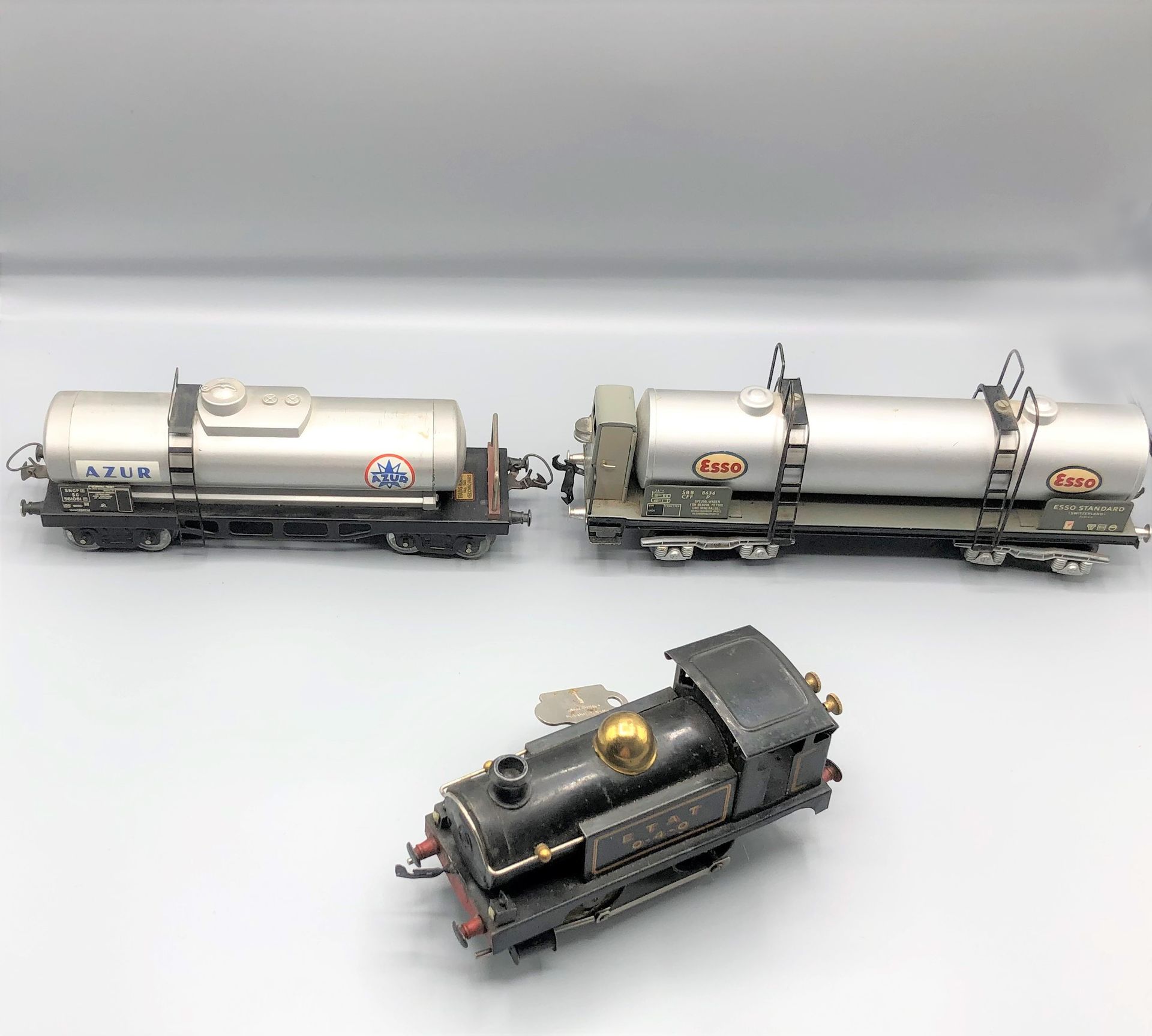 Null HORNBY -0- 

Ténder ETAT y dos vagones cisterna ESSO (bogies) y AZUR (ejes)&hellip;