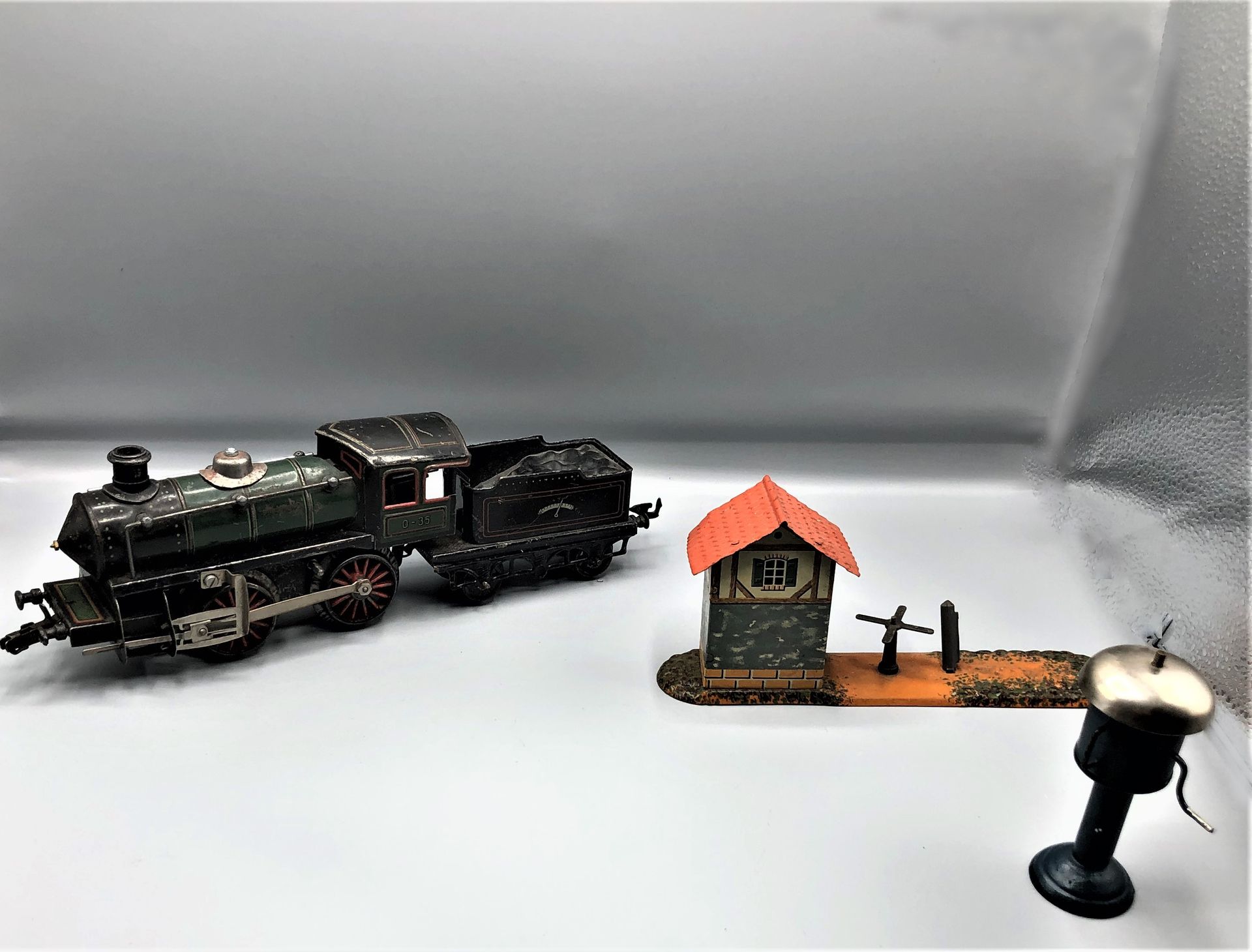 Null 
Bing -0- 




Locomotive noire 020 mécanique avec boîte à fumée et cabine &hellip;