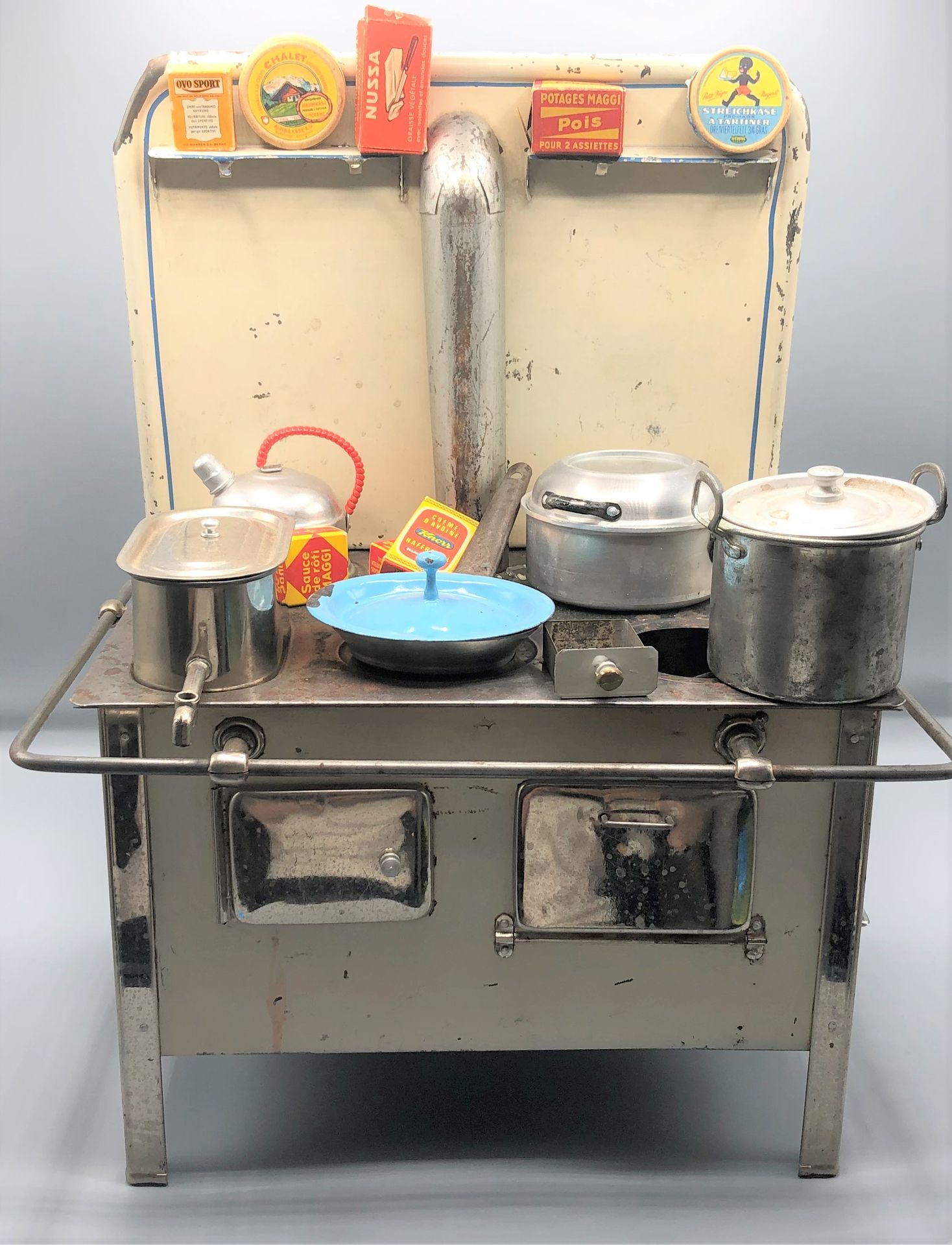 Null 
带后架的厨房炊具，两个前燃烧器和五个铝制器具，包括蒸馏器




1930









使用状况




更多信息请联系该研究。