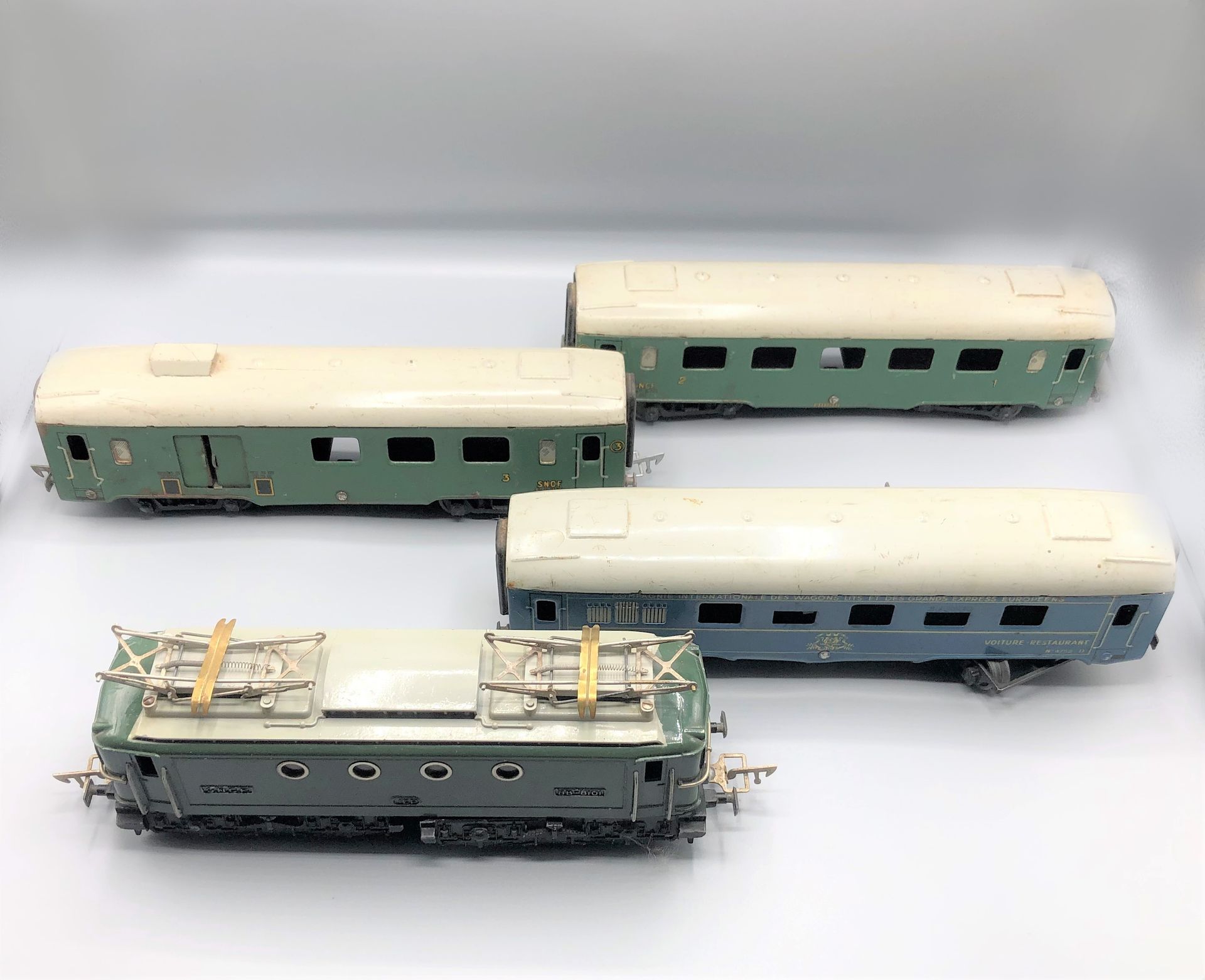 Null JEP -0-

Tren eléctrico compuesto por una locomotora panorámica verde y tre&hellip;
