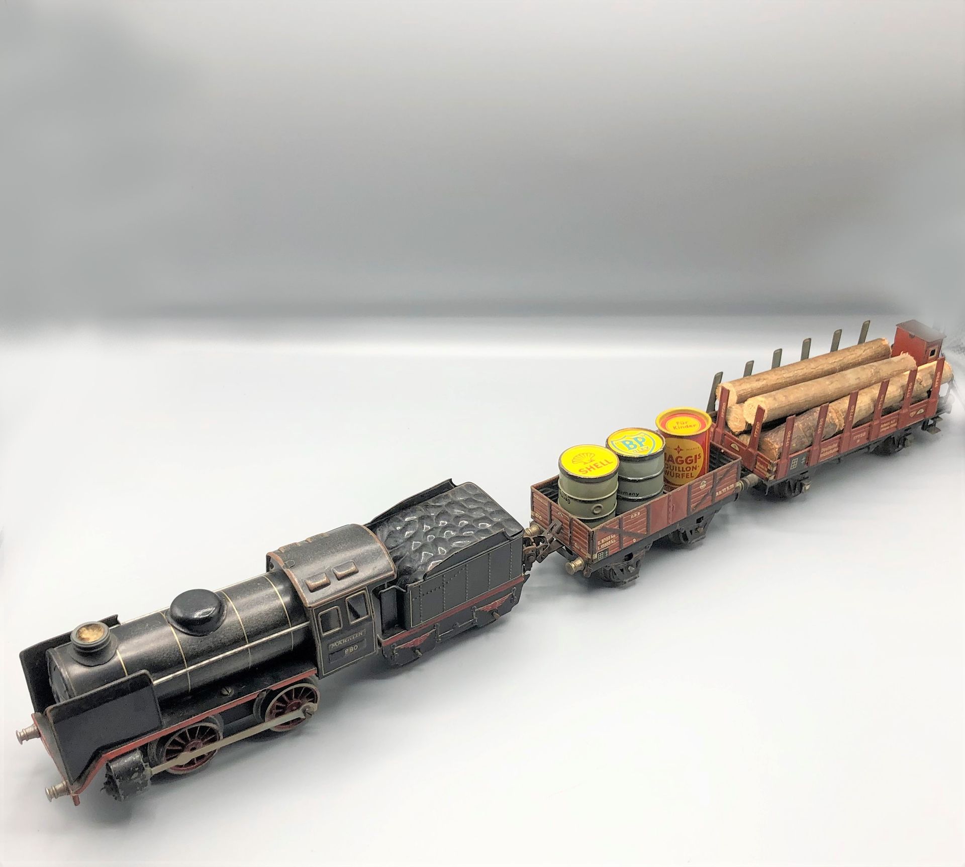 Null MARKLIN -0-

机械列车由一个带招标的020号机车、两辆货车（包括油桶架和桩子）组成。

1930



使用状况

更多信息请联系该研究。