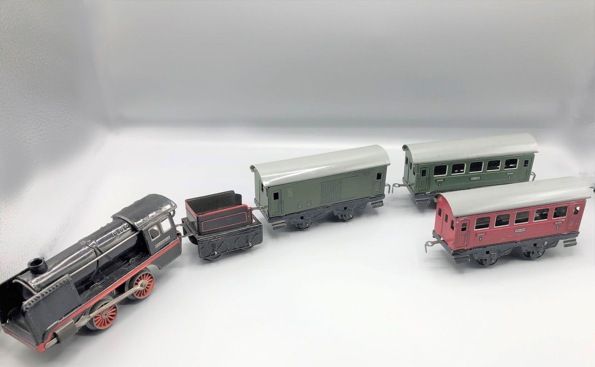 Null 
BING和其他 -0- 




电动火车，包括机车020、标车、两节客车和一辆平版印刷的金属板车




1930-1940









使&hellip;