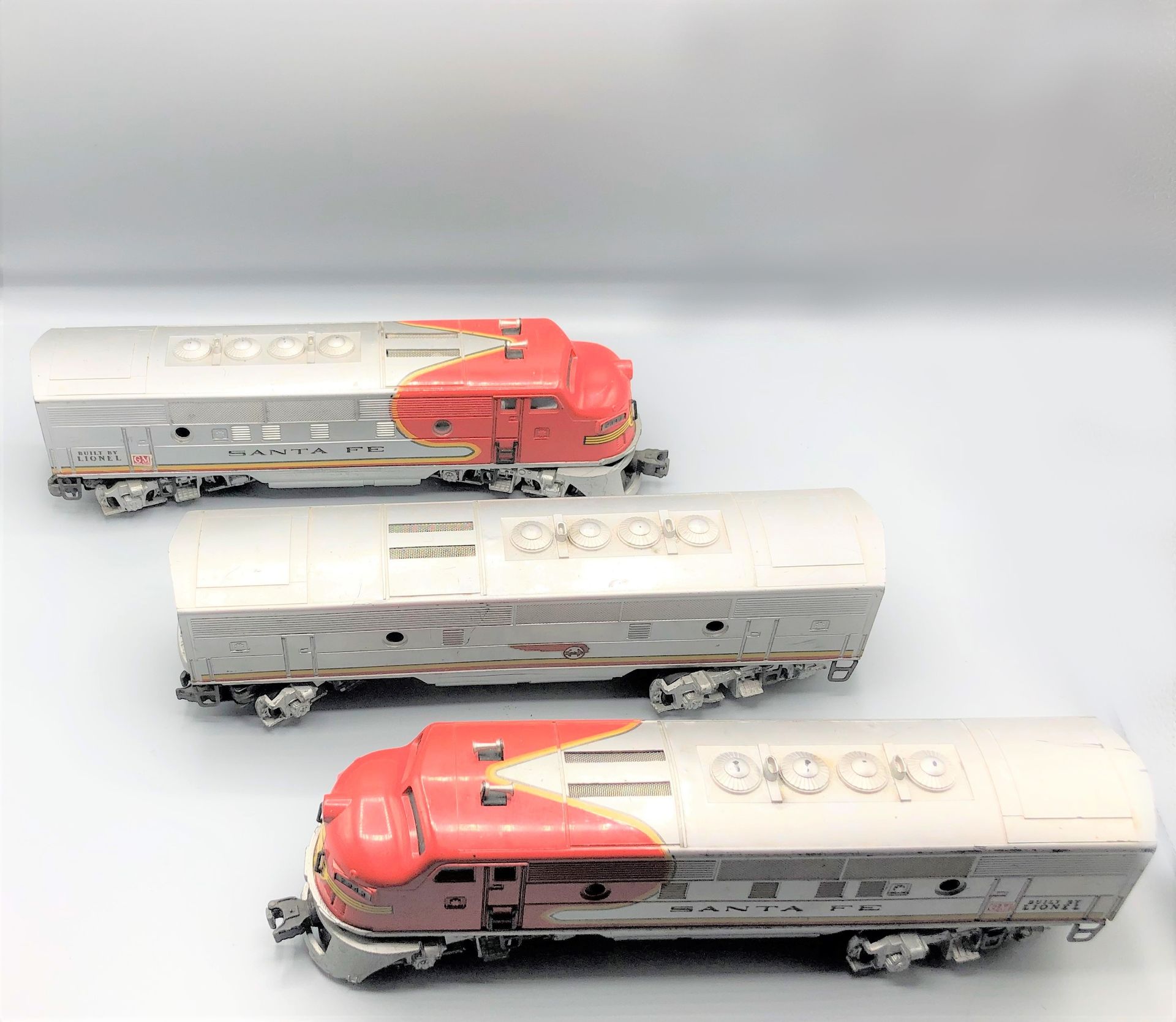 Null LIONEL -0-

Tre auto rosse e grigie d'argento con disposizione USA



Stato&hellip;