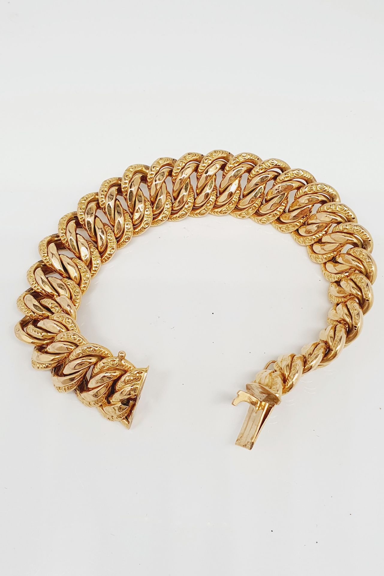 LARGE BRACELET Bracelet en or jaune 18k (750 millièmes) formé d'une maille gourm&hellip;