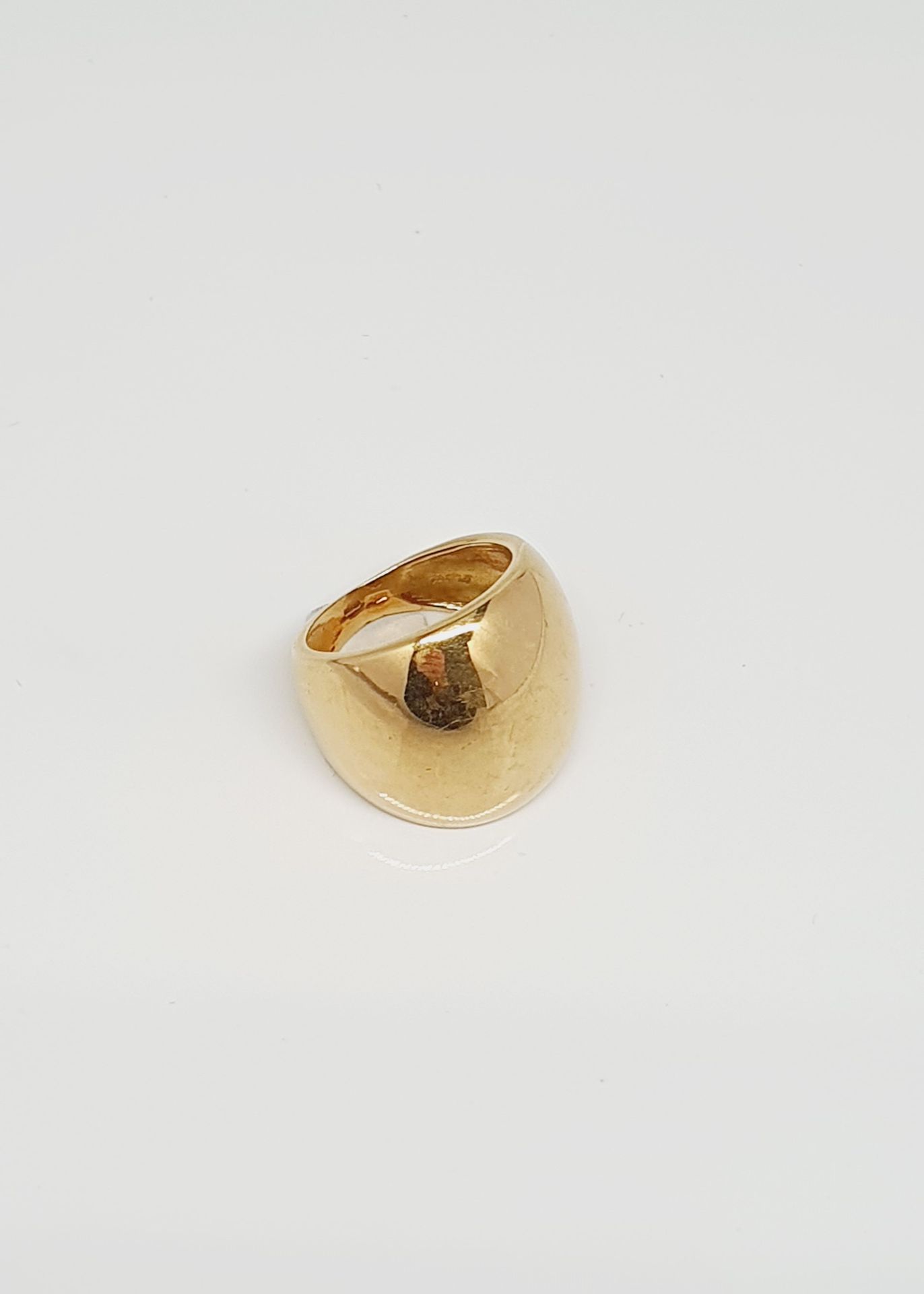 Bague jonc Large bague bombée en or jaune 18k (750 millièmes)

Poids: 13,3 g - T&hellip;