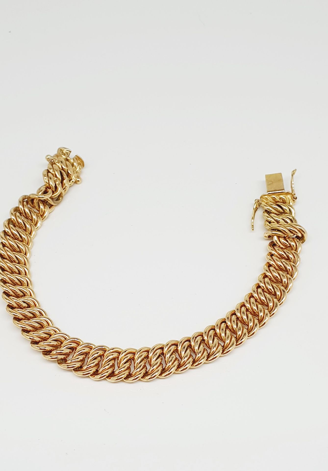 GOURMETTE Bracelet en or jaune 18k (750 millièmes) formé d'une double maille gou&hellip;