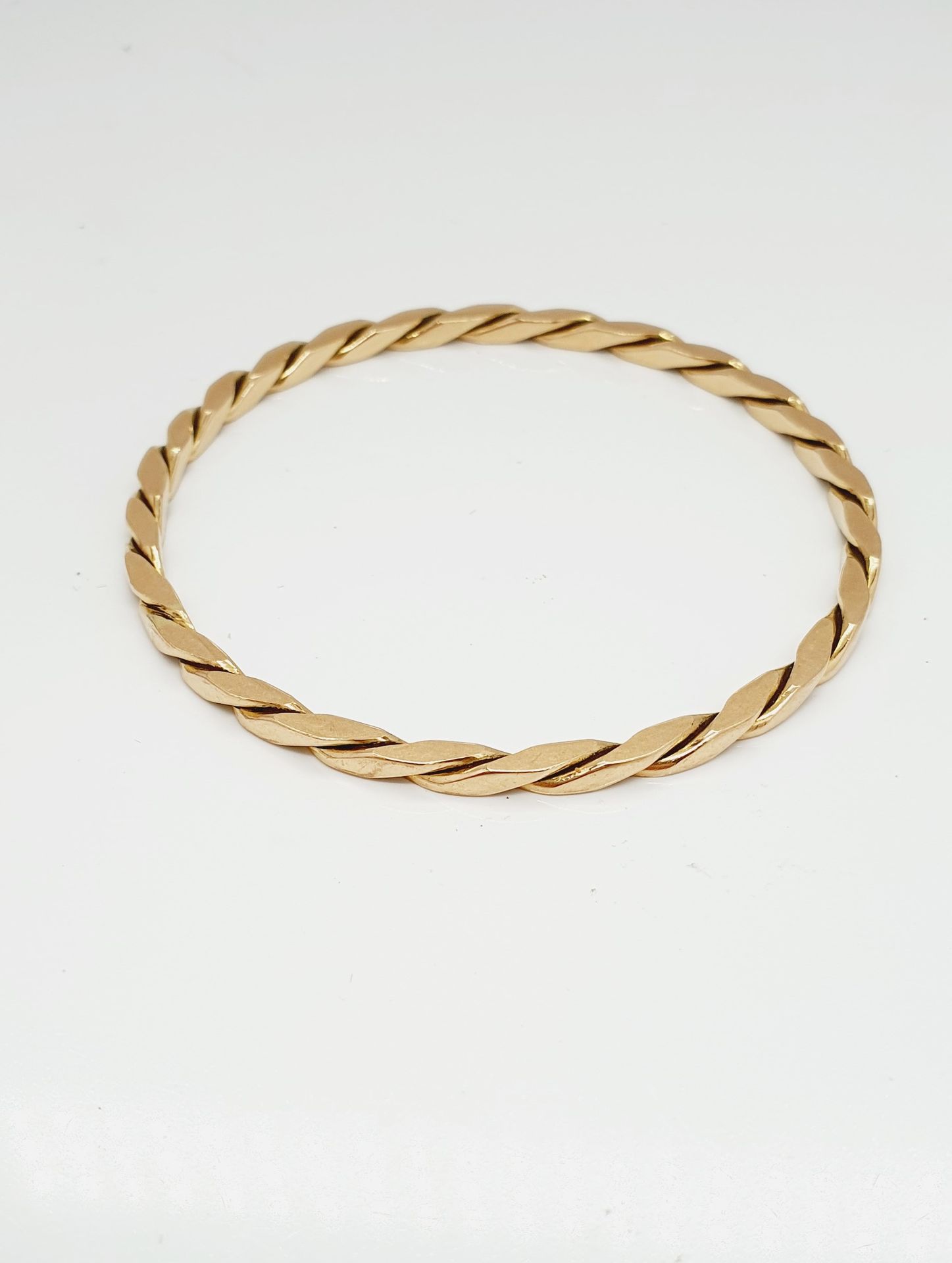 Bracelet Bracelet rigide en or jaune 18k (750 millièmes) formé de torsades aplat&hellip;