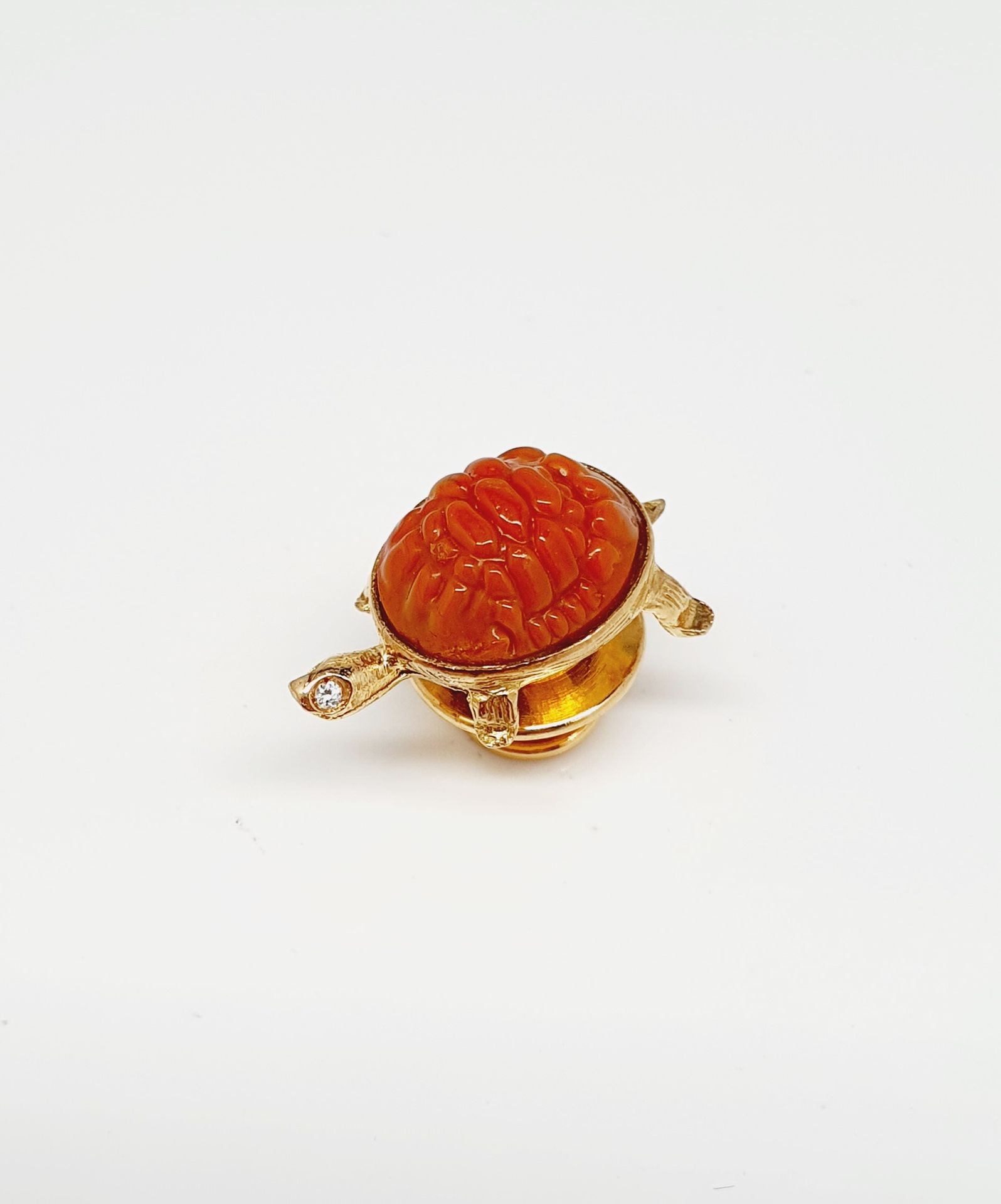 Pin's tortue Pin's en or jaune 18k (750 millièmes) figurant une tortue, à la car&hellip;