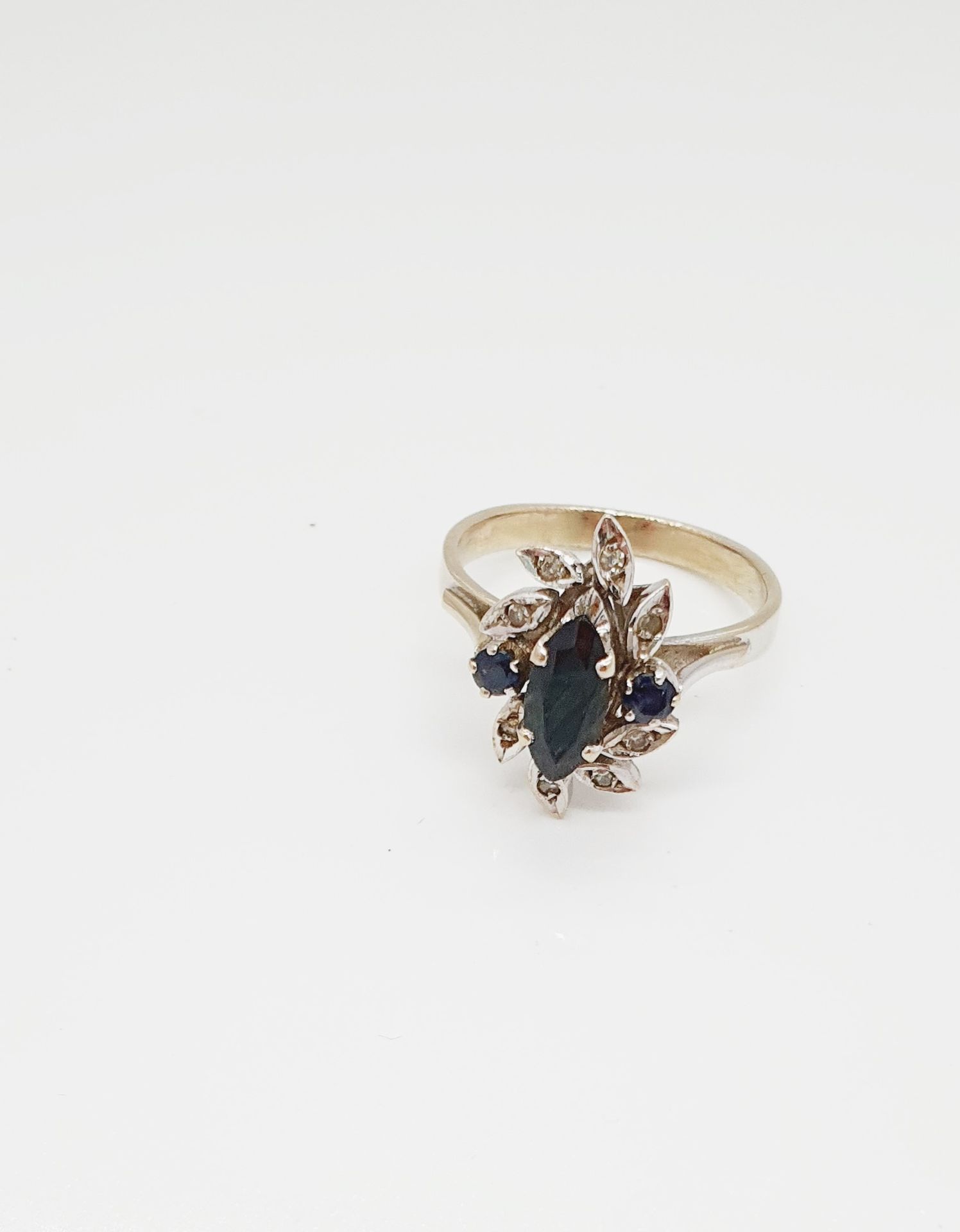 Bague Bague en or gris 18k (750 millièmes) ornée d'une fleur centrée d'un saphir&hellip;