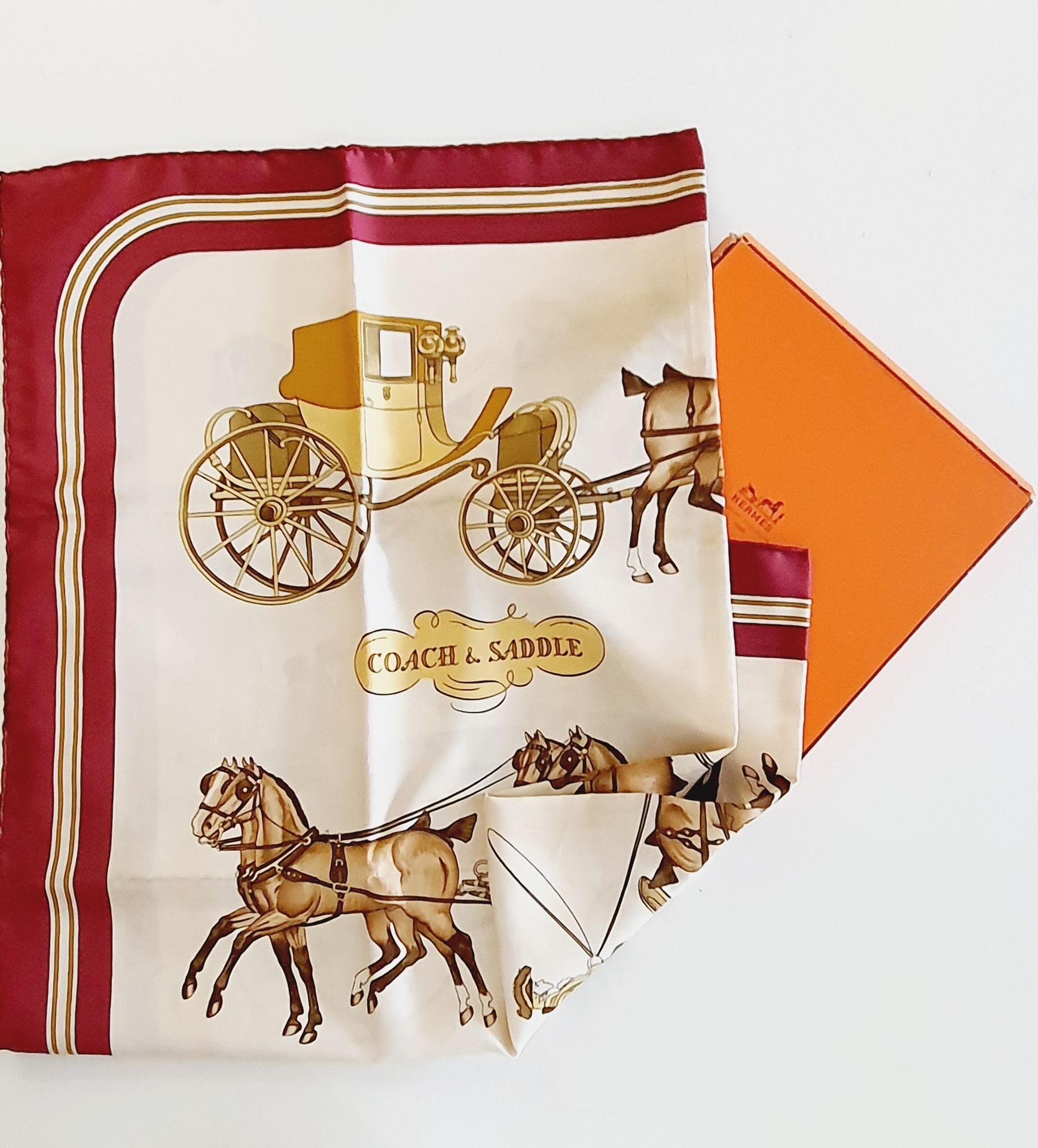 HERMES Un foulard en soie carré modèle Coach and Saddle, par Ledoux. Fond ivoire&hellip;
