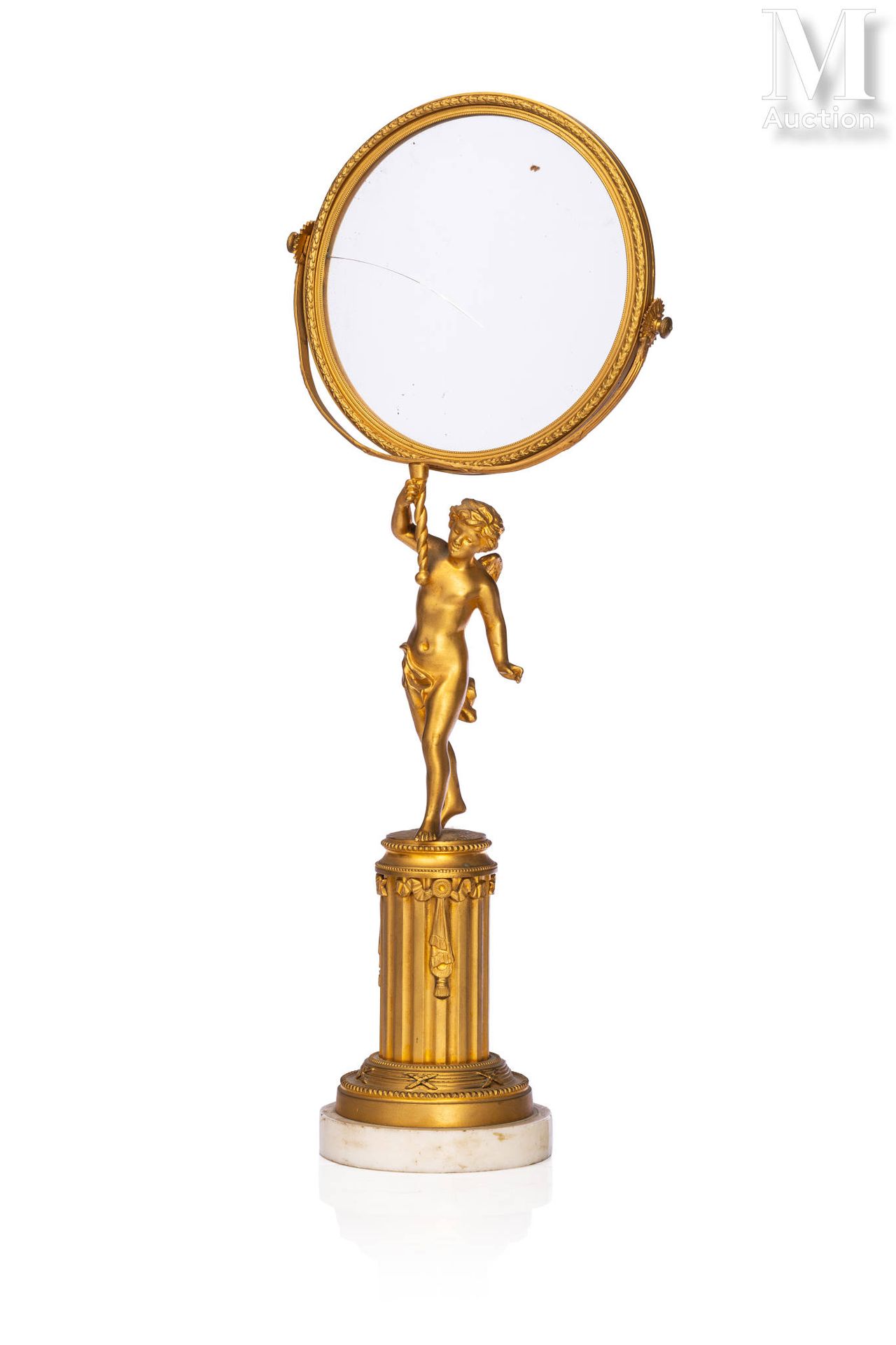 GEORGES FERVILLE SUAN (1833-1891) 一张有凹槽和镀金的青铜桌子，圆形的双面镜子由一个小天使携带，后者站在一个有凹槽的柱子上。白色&hellip;
