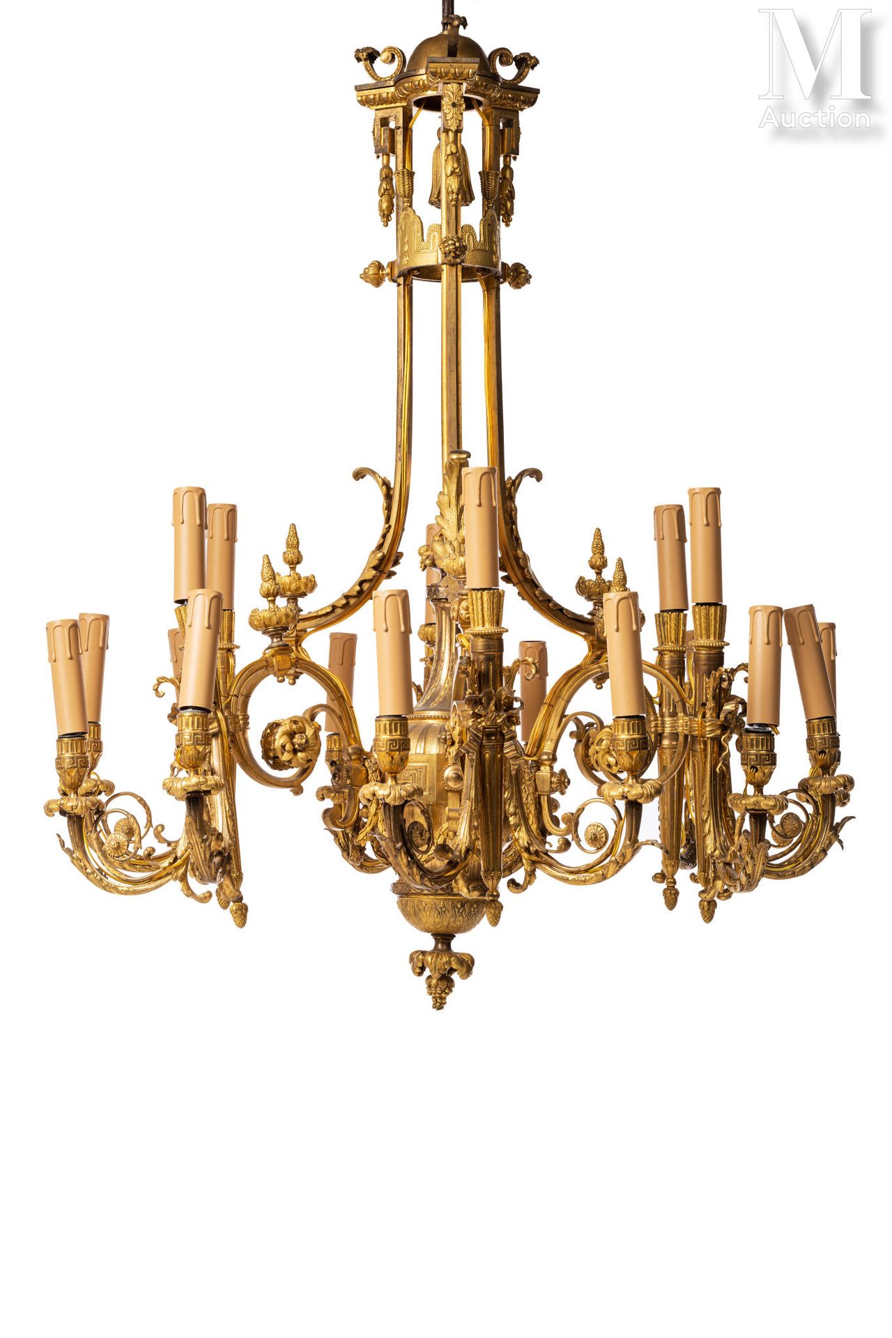 LUSTRE en bronze ciselé et doré à dix-huit lumières, le fut balustre à décor de &hellip;