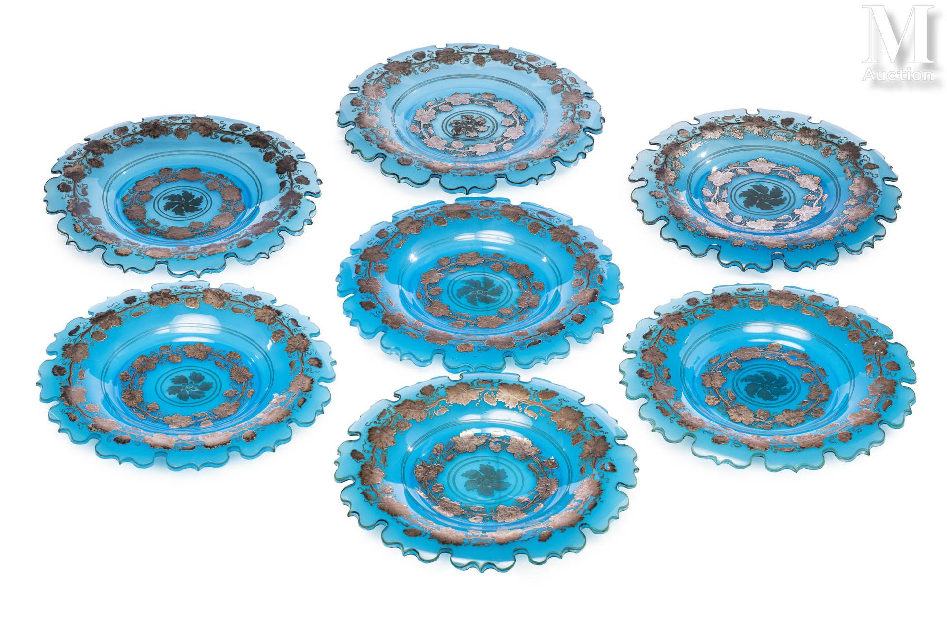 Ensemble de sept assiettes en opaline bleu de forme ronde, les bords mouvementés&hellip;