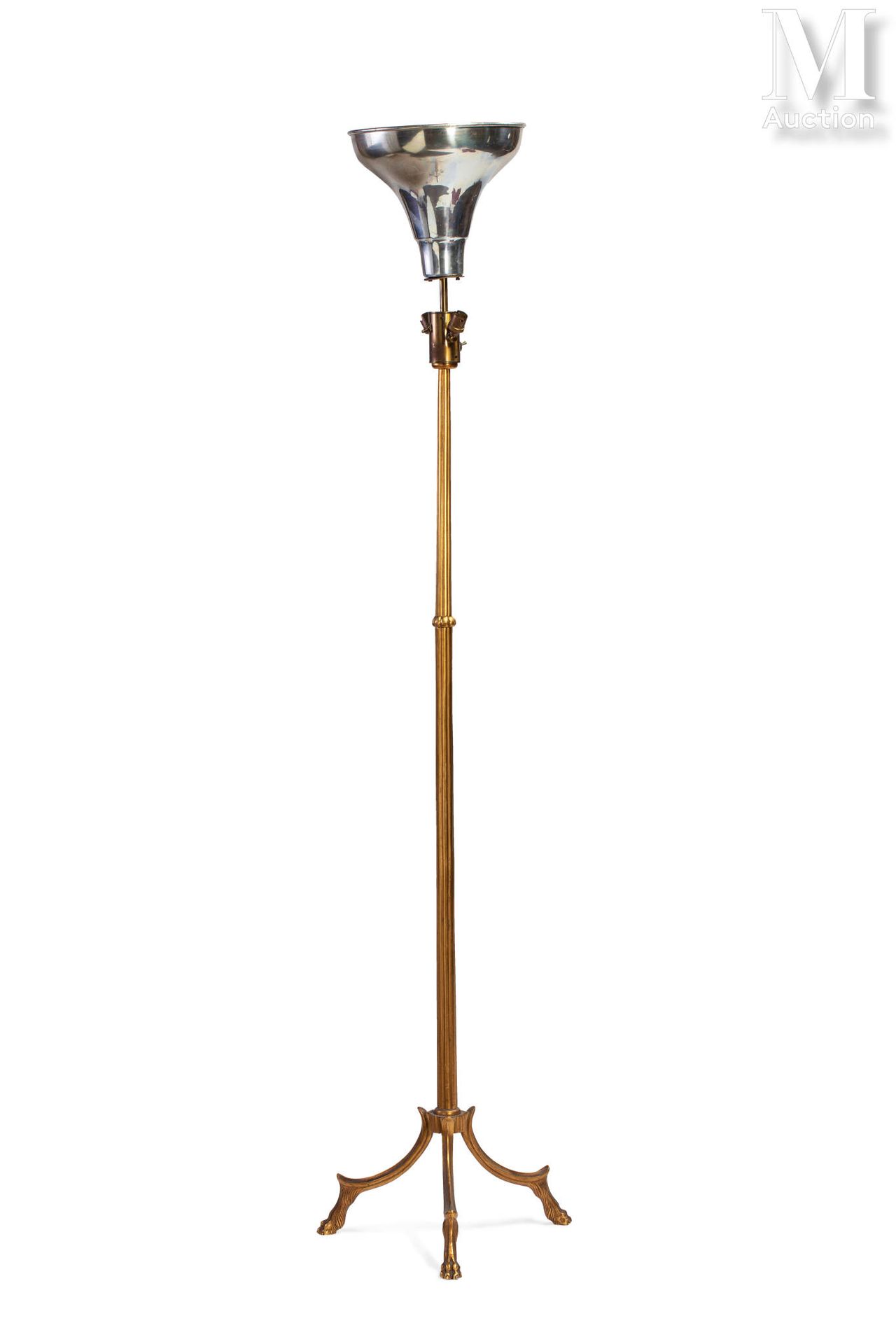Null MAISON RAMSAY

Dreibeinige Stehlampe aus vergoldeter Bronze. Beine in Krall&hellip;