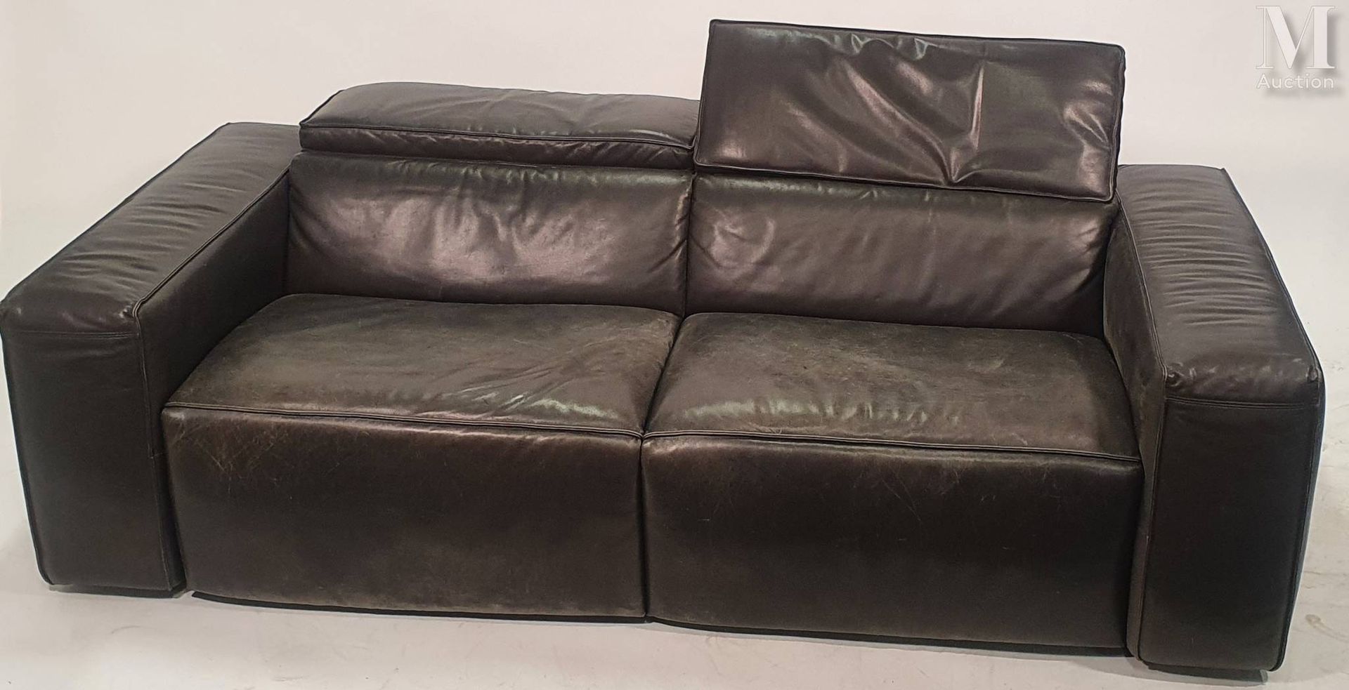 TRAVAIL ITALIEN 木质框架的沙发，用黑色皮革覆盖。可调节头枕。

86 x 212 x 103厘米

(磨损)