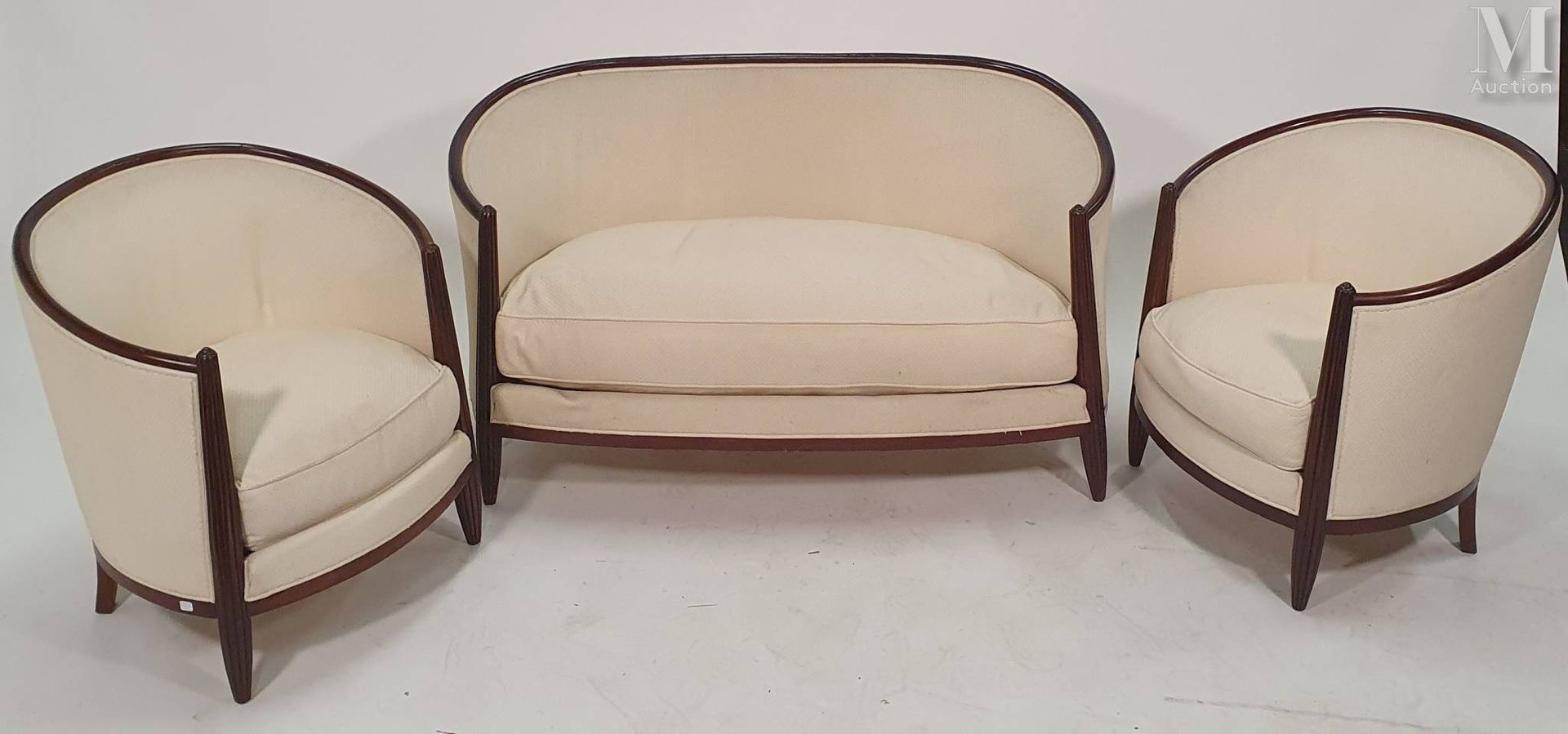 TRAVAIL ART DECO 套装包括一个沙发和两个篮子形式的扶手椅。前面的凹槽直立，后面的马刀腿。覆盖着白色的奶油布

扶手椅：73 x 64 x 68 &hellip;