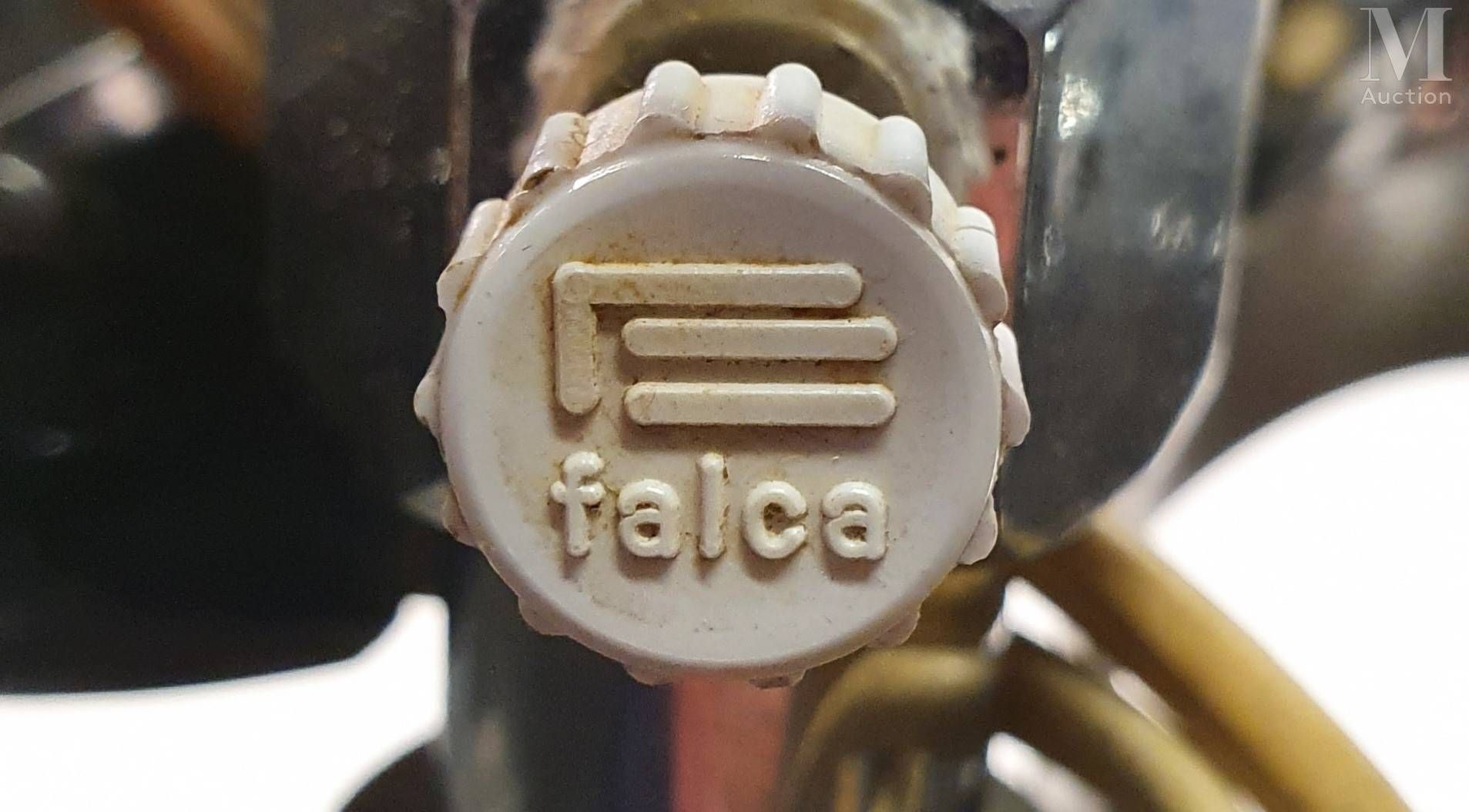 FALCA EDITION 约1970年

落地灯，有三个独立的灯，可在轴上调节高度。铸铁制的圆形底座。反射器和轴为镀铬金属。

每个调节旋钮上都有出版商的标记&hellip;