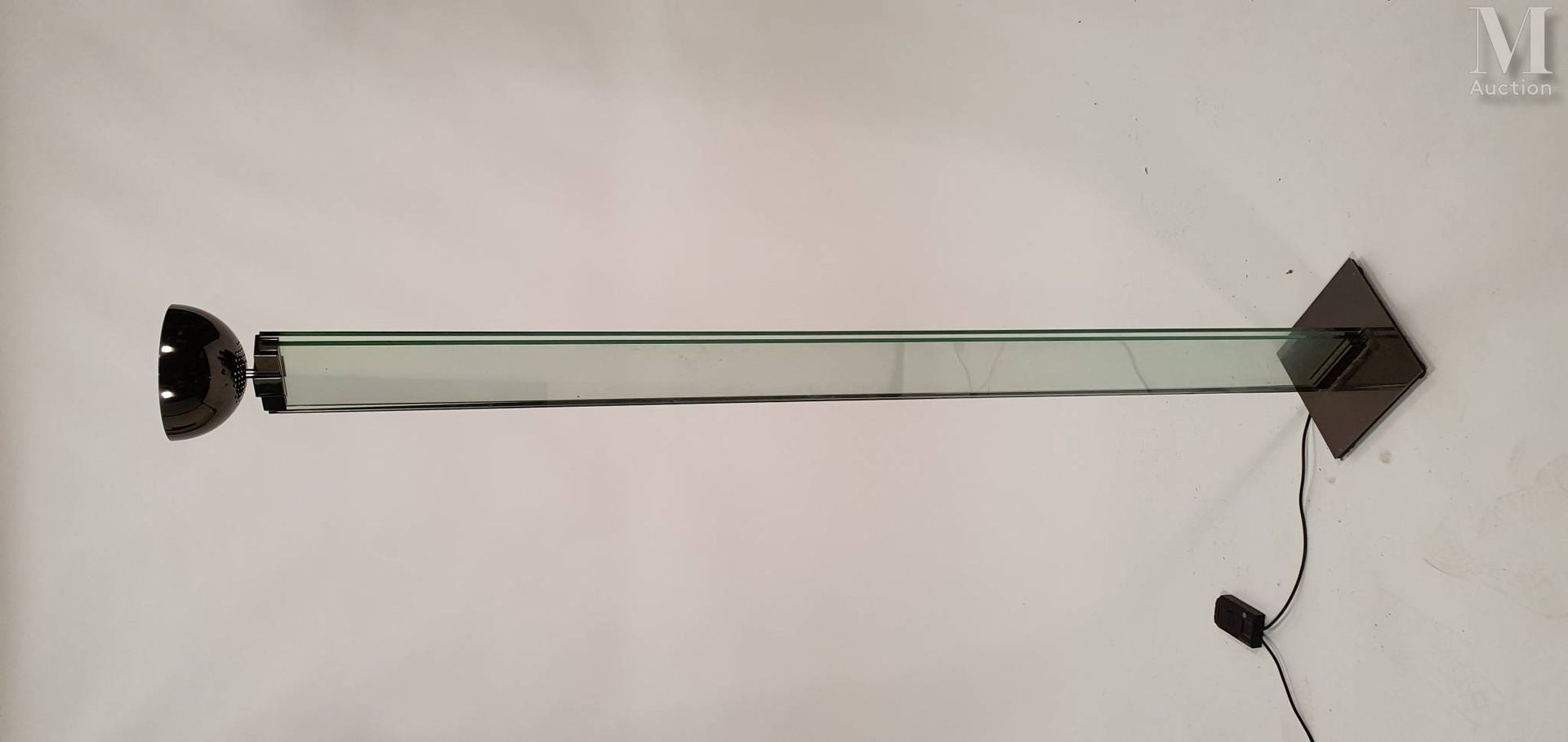 TRAVAIL ITALIEN 落地灯，灯杆由两根有色玻璃条组成。四角形的镀铬金属底座和带镜面效果的漆面金属反射器。

身高：189厘米