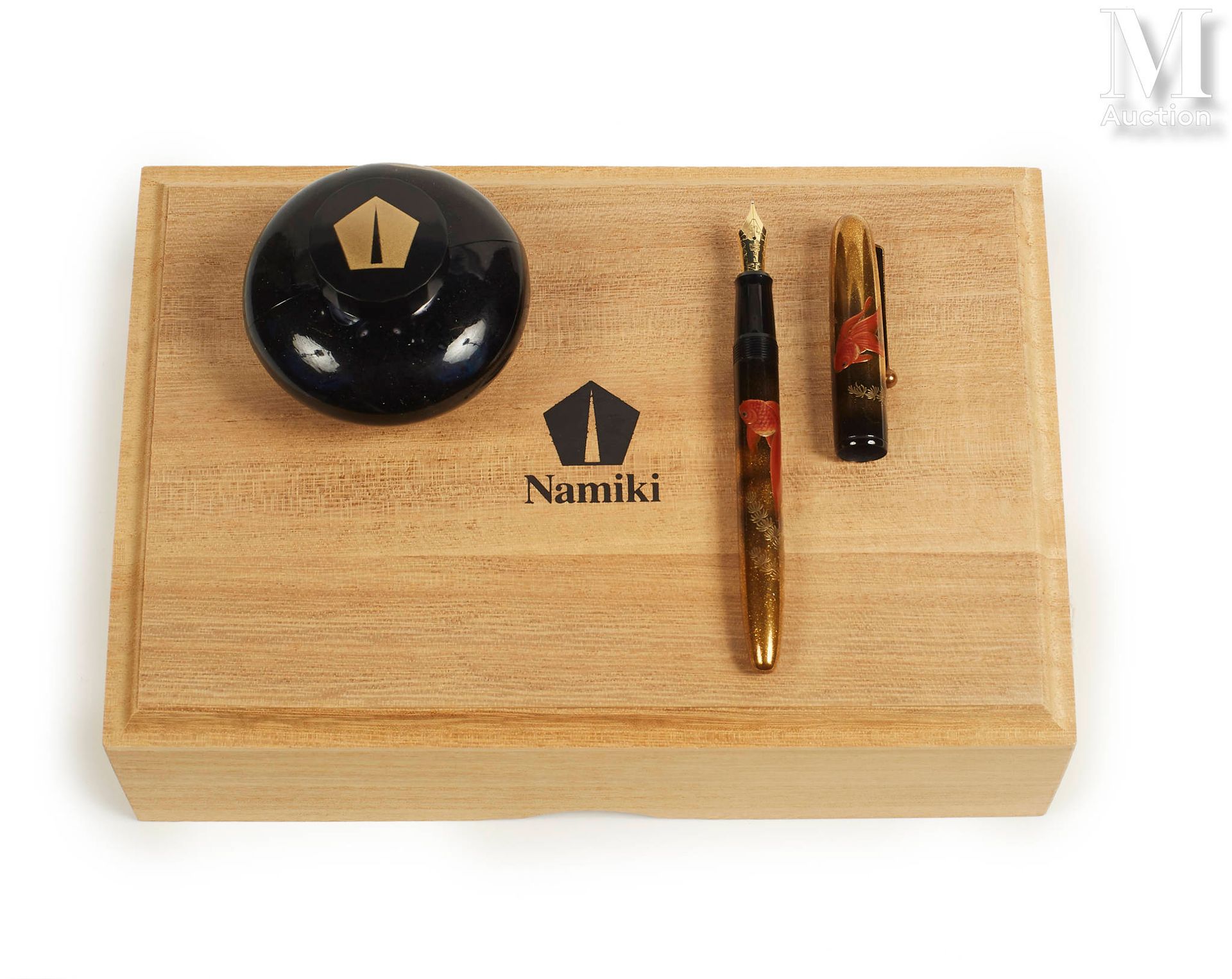 NAMIKI/PILOT 金鱼，来自Yukari收藏的钢笔，精湛的Maki-e作品表现了海草中的两条鱼，背景完全用金粉涂抹，连笔夹也是。大号18K金笔尖，墨盒或&hellip;