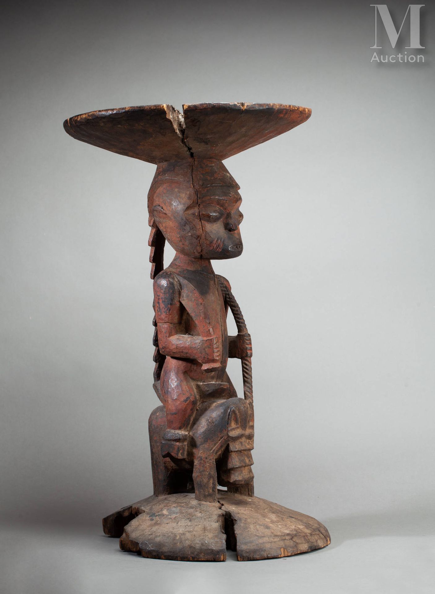 Rare autel cultuel (Yoruba) reposant sur un pied circulaire et présentant un dig&hellip;