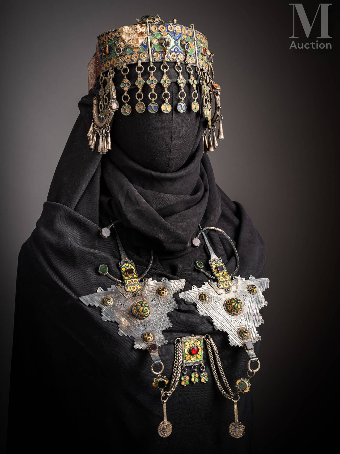Parure de Tiznit 摩洛哥，反地图集，19世纪末和20世纪

包括一个头饰，一对耳环和一对纤维环。

该头饰由三个长方形的银盘组成，上面有珐琅和丝&hellip;