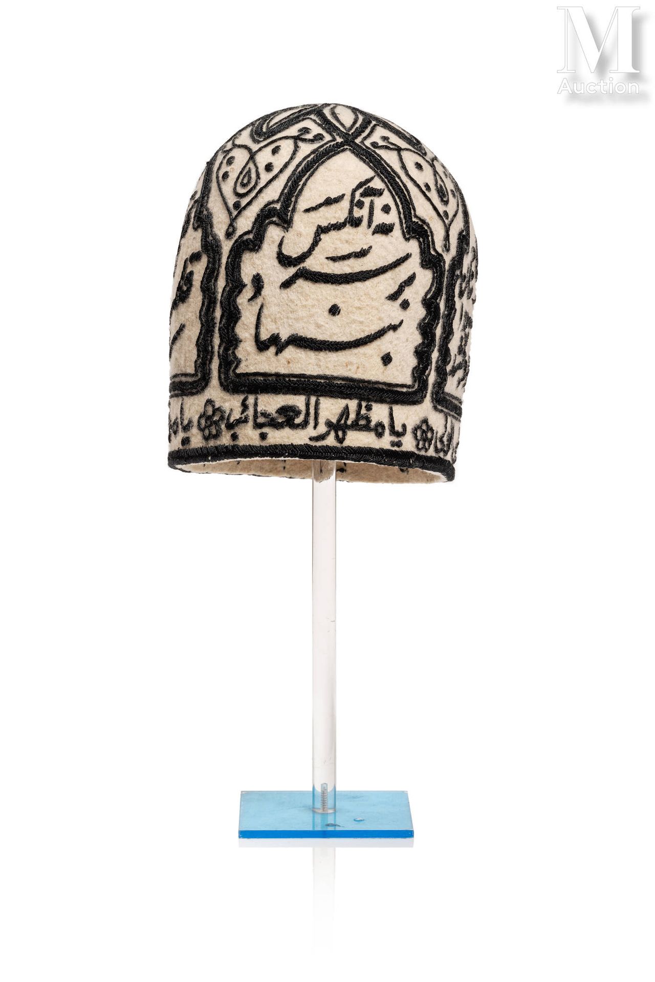 Bonnet de Derviche 伊朗

一个用黑色毛毡刺绣的羊毛袋，上面装饰着四个多叶的刻字，用波斯语书法的nasta'liq构成对阿里的祈求。

H.2&hellip;