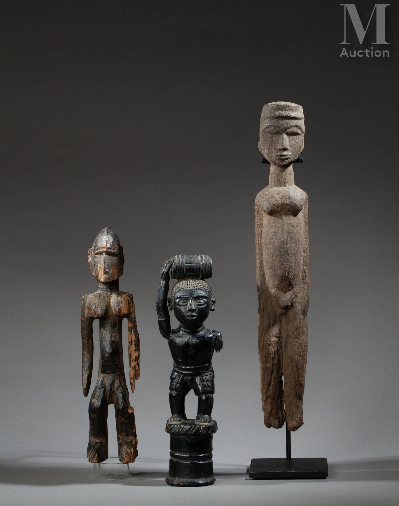 TROIS STATUETTES in wood with old patina and erosion of time 

Black lacquer for&hellip;
