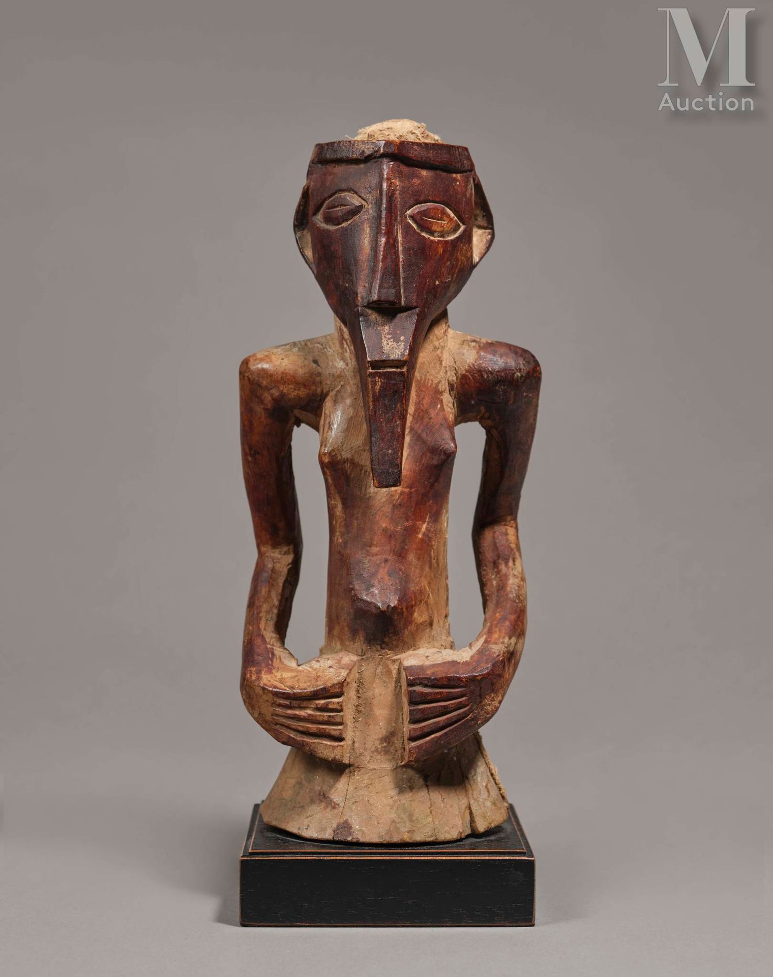 Statue fétiche (Kusu) che presenta un busto ermafrodita con un mento allungato c&hellip;