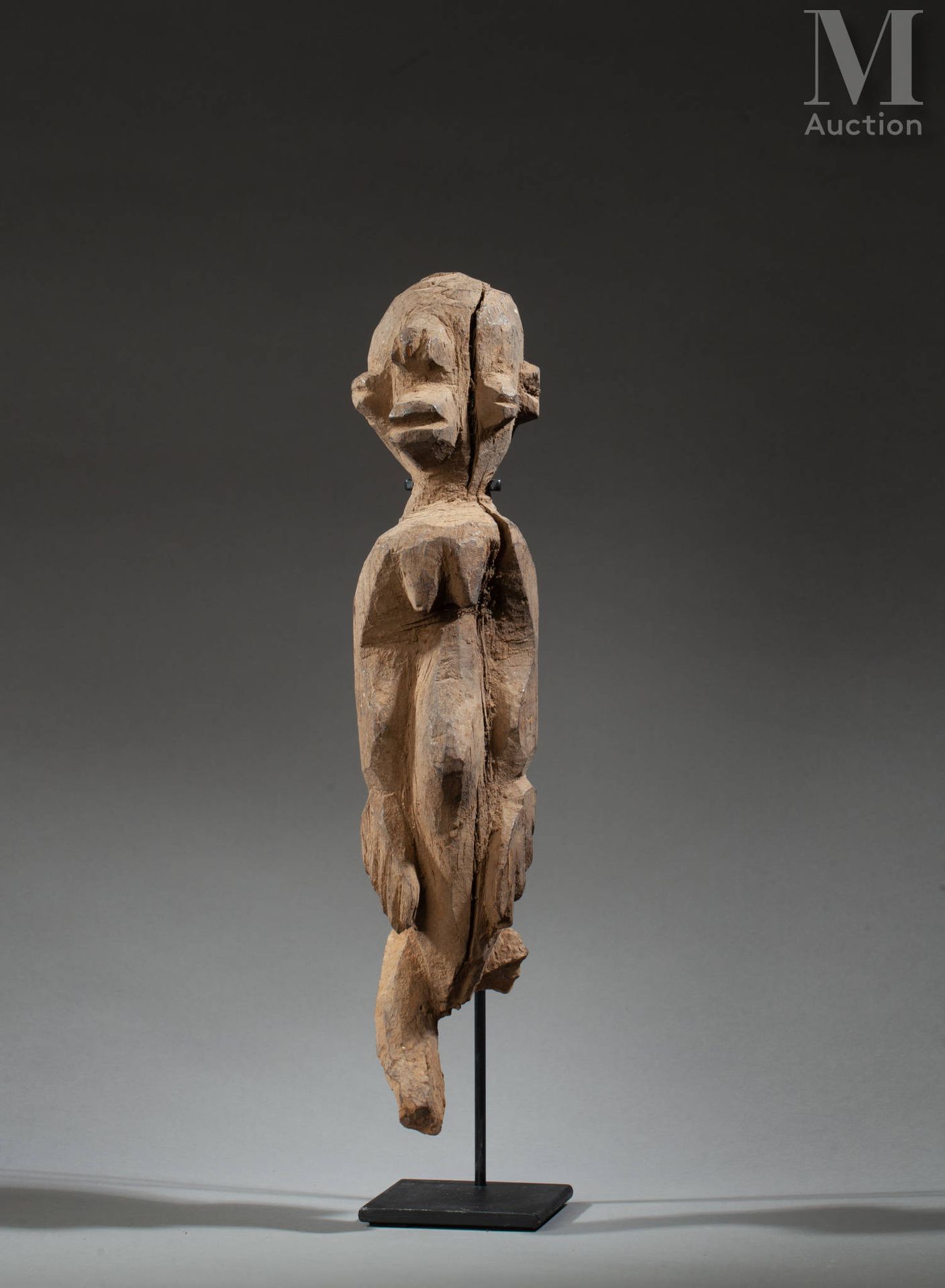 Figure féminine (Lobi) 古老而美丽的野性和原始的形式，脸部的特征象征着高昂的价格。

硬木，旧的侵蚀和局部的棕色铜锈残留，侧向裂缝

洛比&hellip;