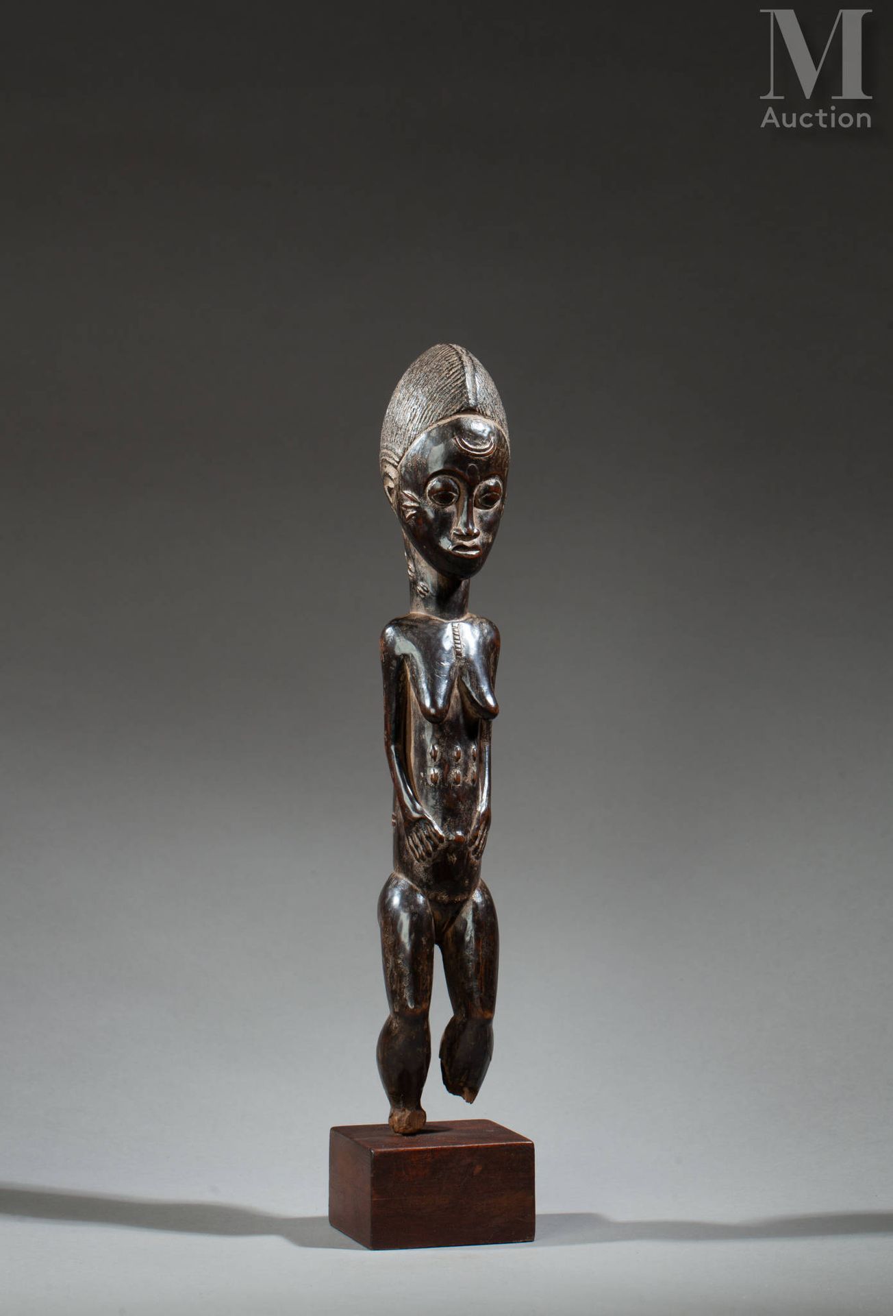 Statuette (Baoulé) Si tratta di una figura femminile in piedi, di statura esile,&hellip;