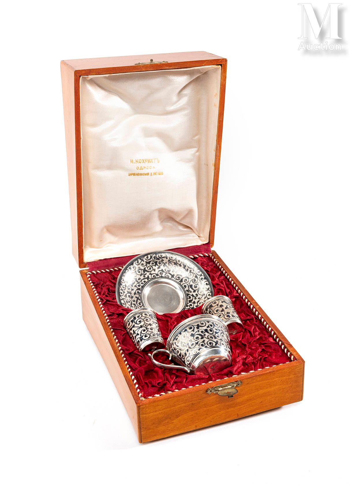 Necessaire 包括一个咖啡杯及其碟子和两个伏特加酒杯，由84个Zolotniks银（875千分之一）制成，有叶子的装饰，空白的刻痕，周围有俄文的 "高加&hellip;