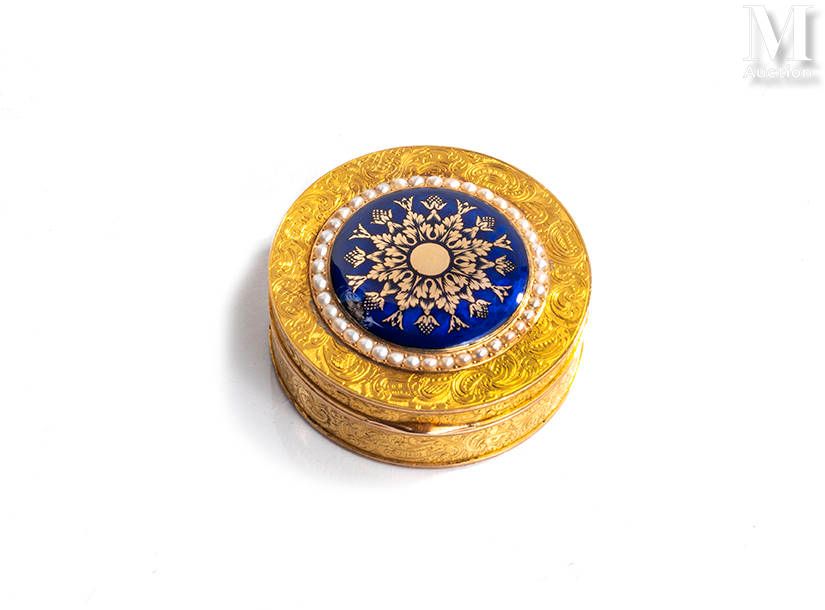 Boîte à pilules 56个金币（千分之583），边框刻有玫瑰花和叶子的装饰，盖子用铰链打开，中间有蓝色的珐琅装饰，上面有金色的叶子花环，边上有半颗珍&hellip;