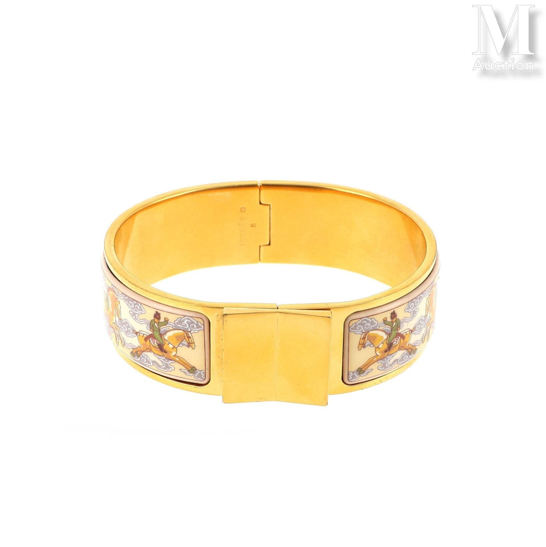 Bracelet HERMES HERMES

Bracelet jonc ovale articulé en métal doré et décor émai&hellip;