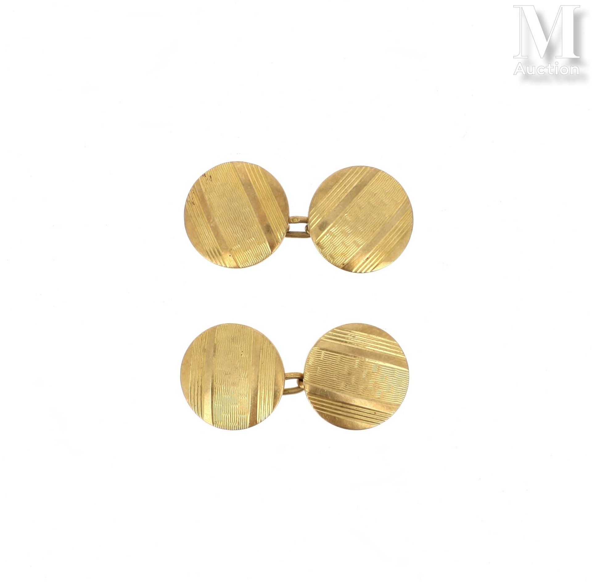 BOUTONS DE MANCHETTES 18K(750°/°)黄金袖扣一对，圆形垫子上有凹槽条纹。

毛重：7,3克。