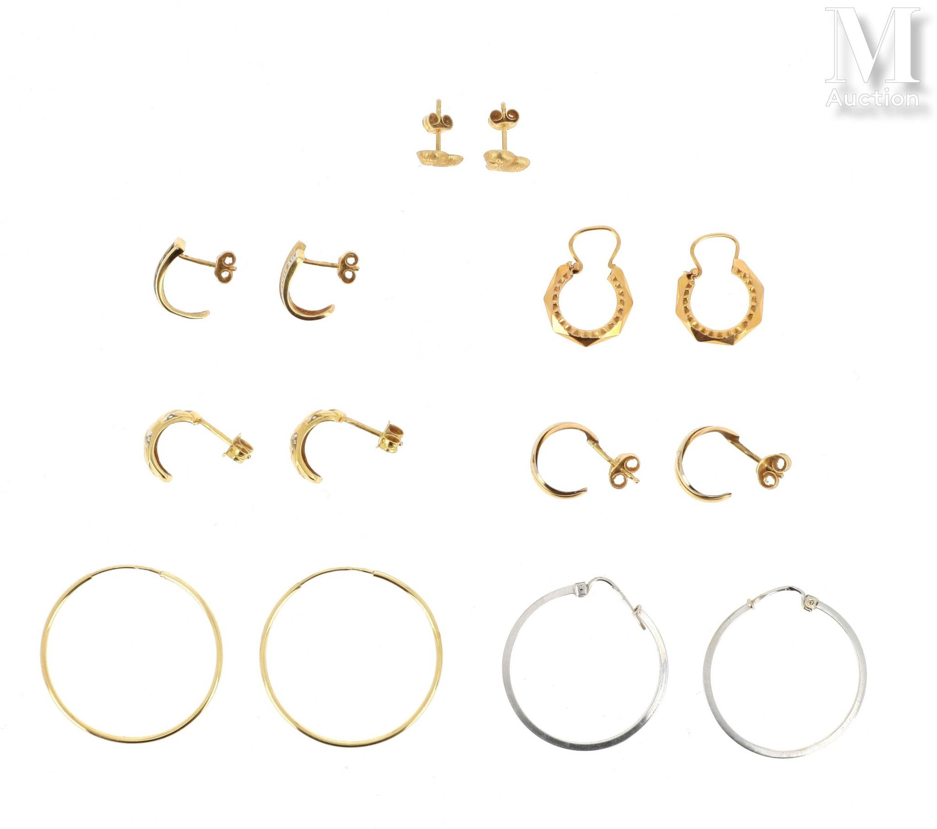LOT DE BOUCLES D'OREILLES 一组18K（750°/°）黄金和白金耳环，包括 :

一对白金环形耳环，一对小的追光灯环形耳环，三对半环形耳&hellip;