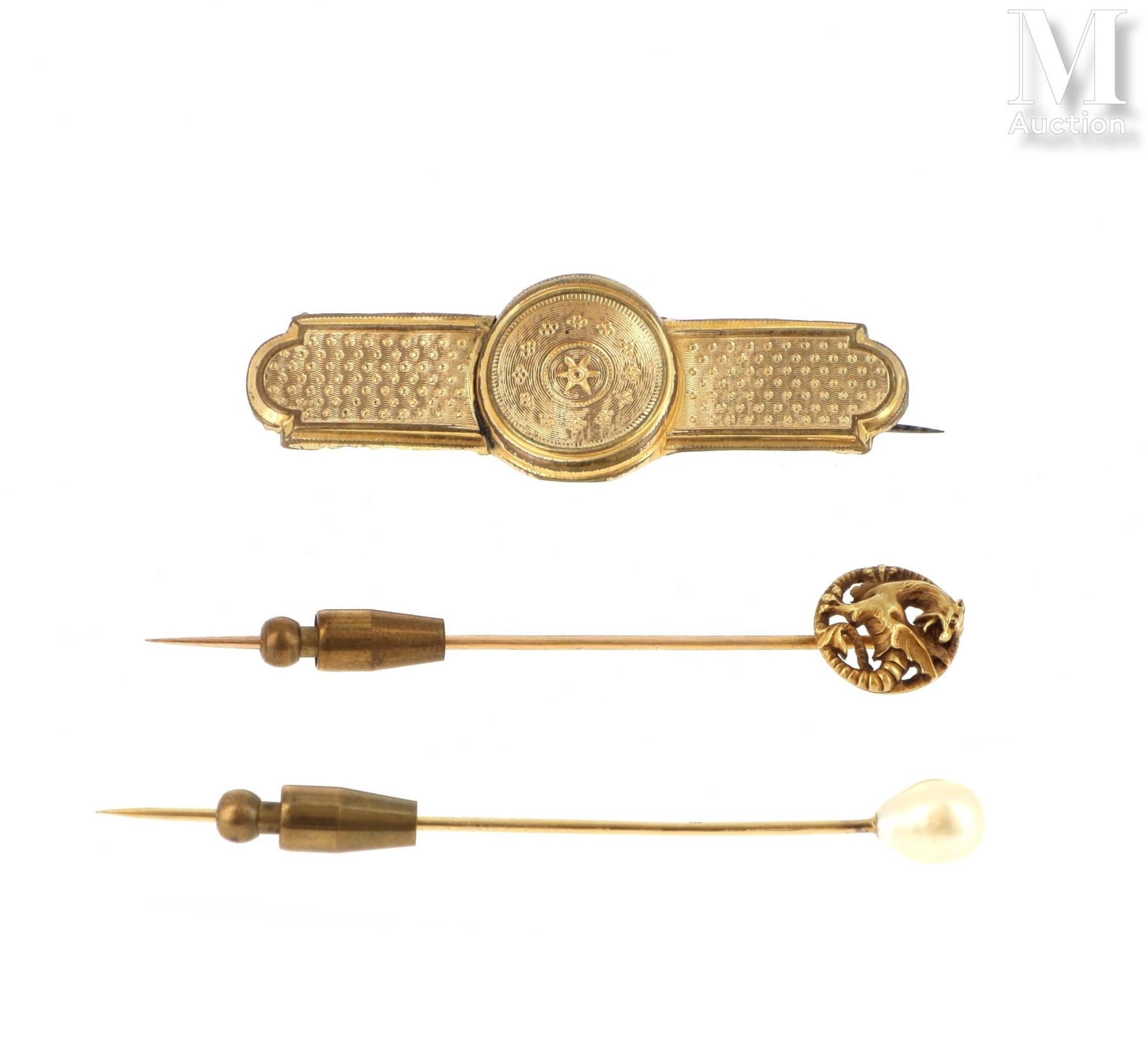 Epingles et broche 很多珠宝首饰，包括:

- 一个18K（750°/°）黄金领带针，上面镶嵌着一颗养殖珍珠。毛重：1,6克。

- 一个18&hellip;