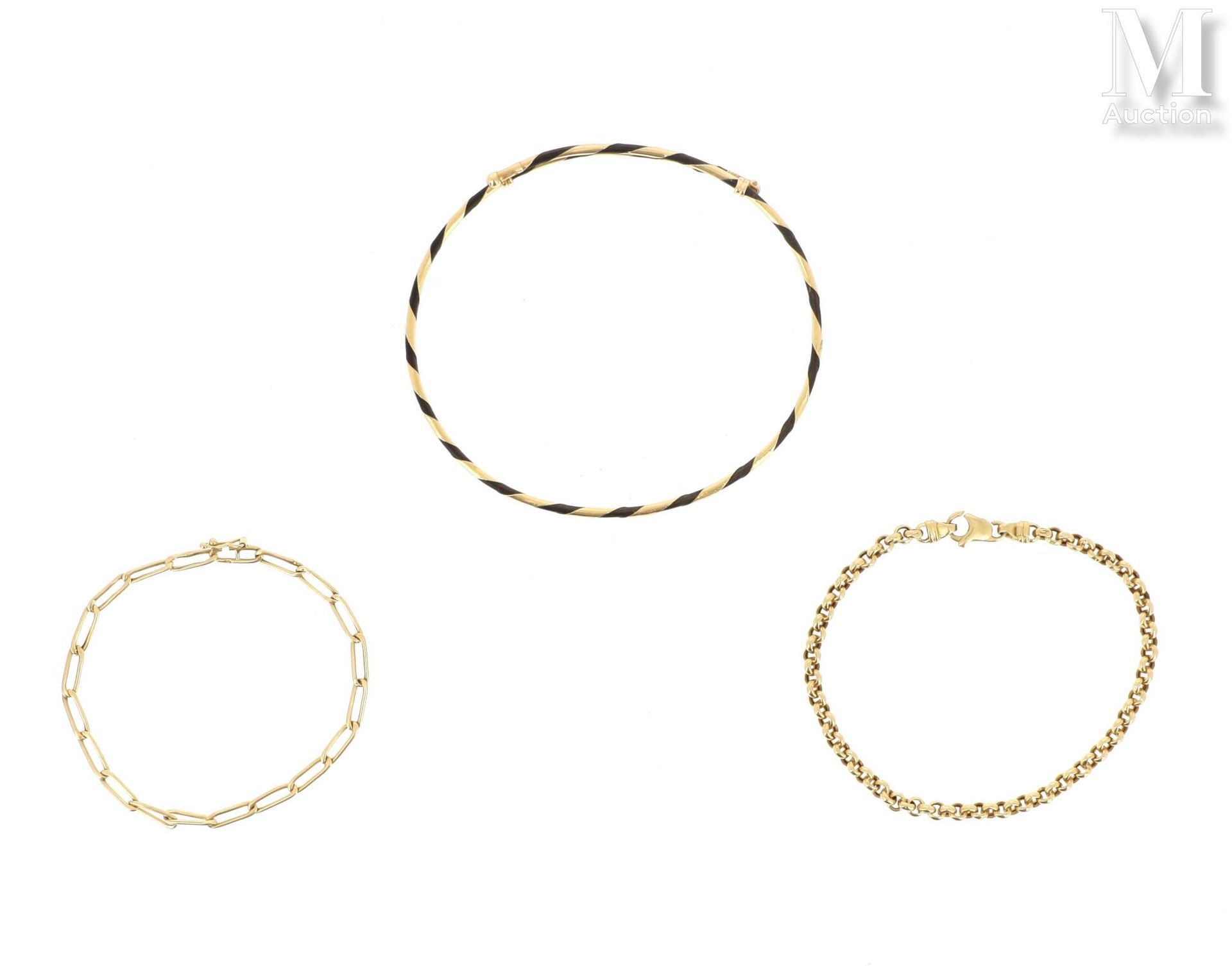 Trois bracelets Lot de trois bracelets en or jaune 18 K (750 °/°°) :

un jonc aj&hellip;
