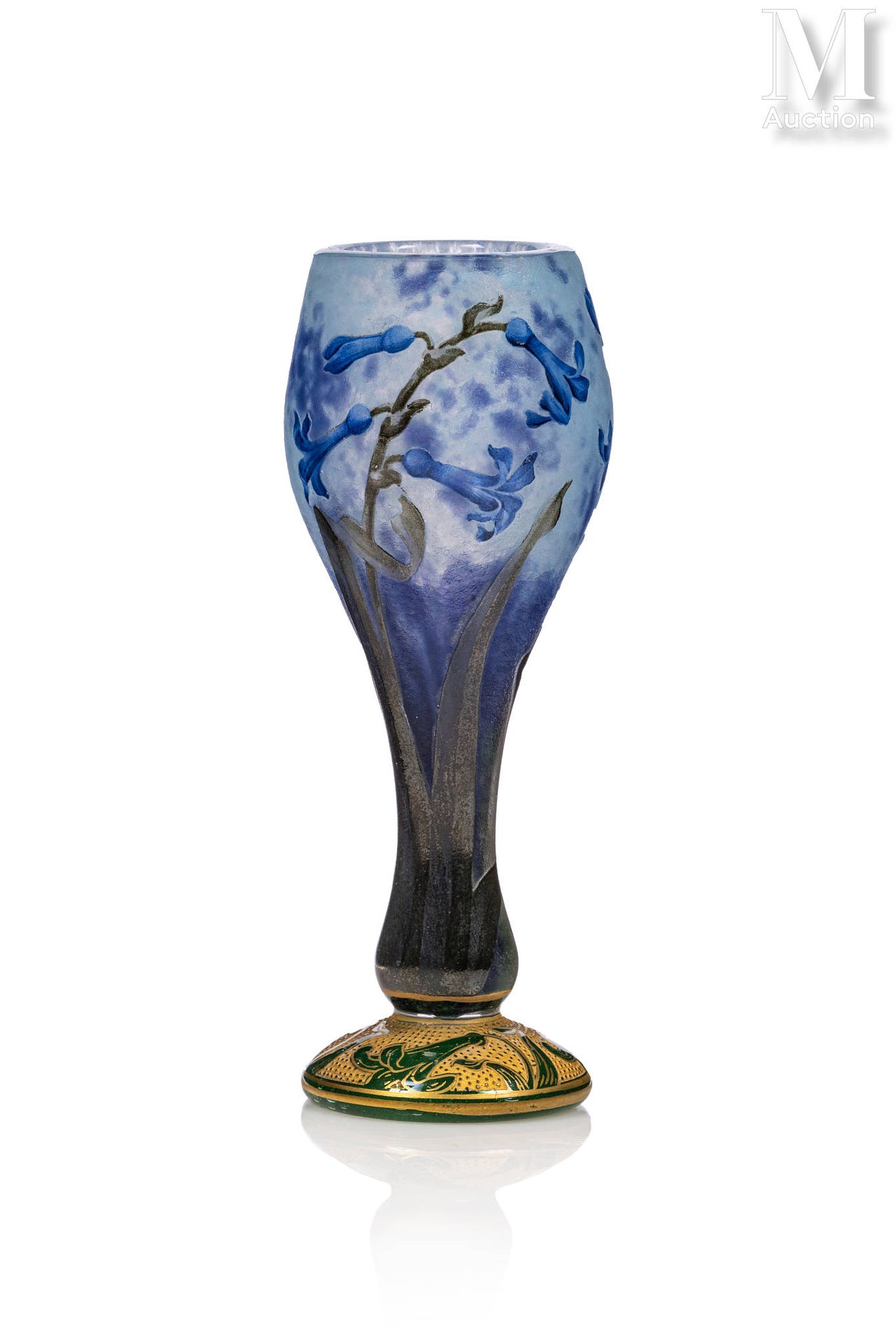 DAUM - Nancy "铃兰花

双层玻璃小花瓶，位于圆形底座上，在酸性磨砂背景上雕刻和上釉的多色风铃花装饰，并以蓝色夹层粉末为底色。

基座上装饰着金色珐&hellip;