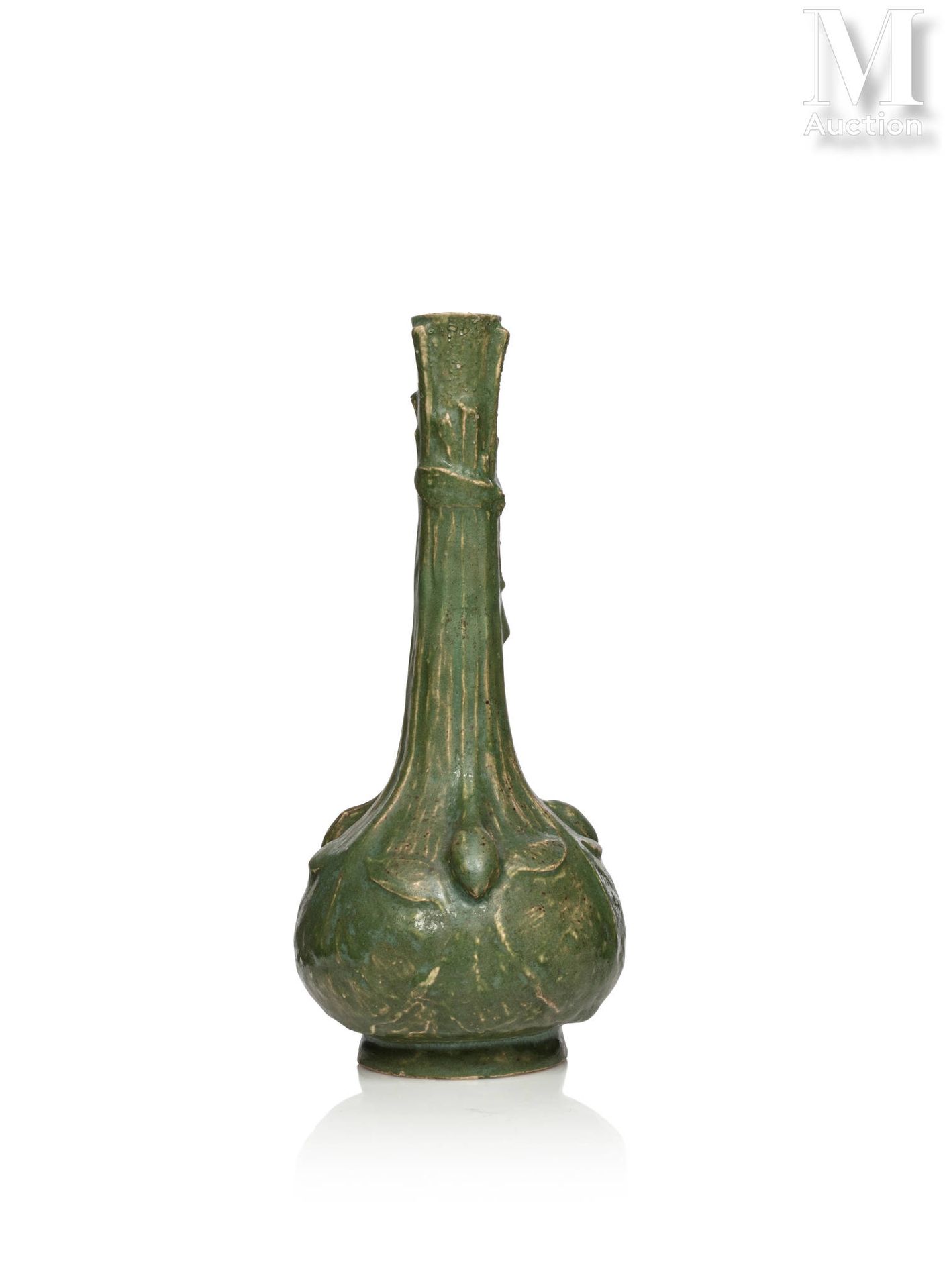 Michel CAZIN (1869 - 1917) 炻器花瓶，球状底座，高颈。在亚光绿釉下浮雕水果和风格化的叶子，有蓝色和赭色的亮点。

装饰上有 "MC "&hellip;