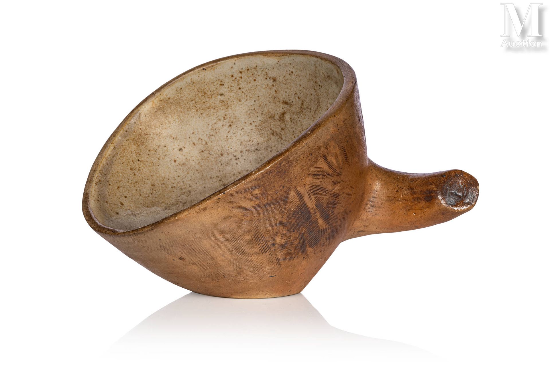 Jean (1913-1992) et Jacqueline LERAT (1920-2009) 赭褐色和米色的珐琅彩石器柄碗，外面装饰有细小的对比条纹。

手&hellip;