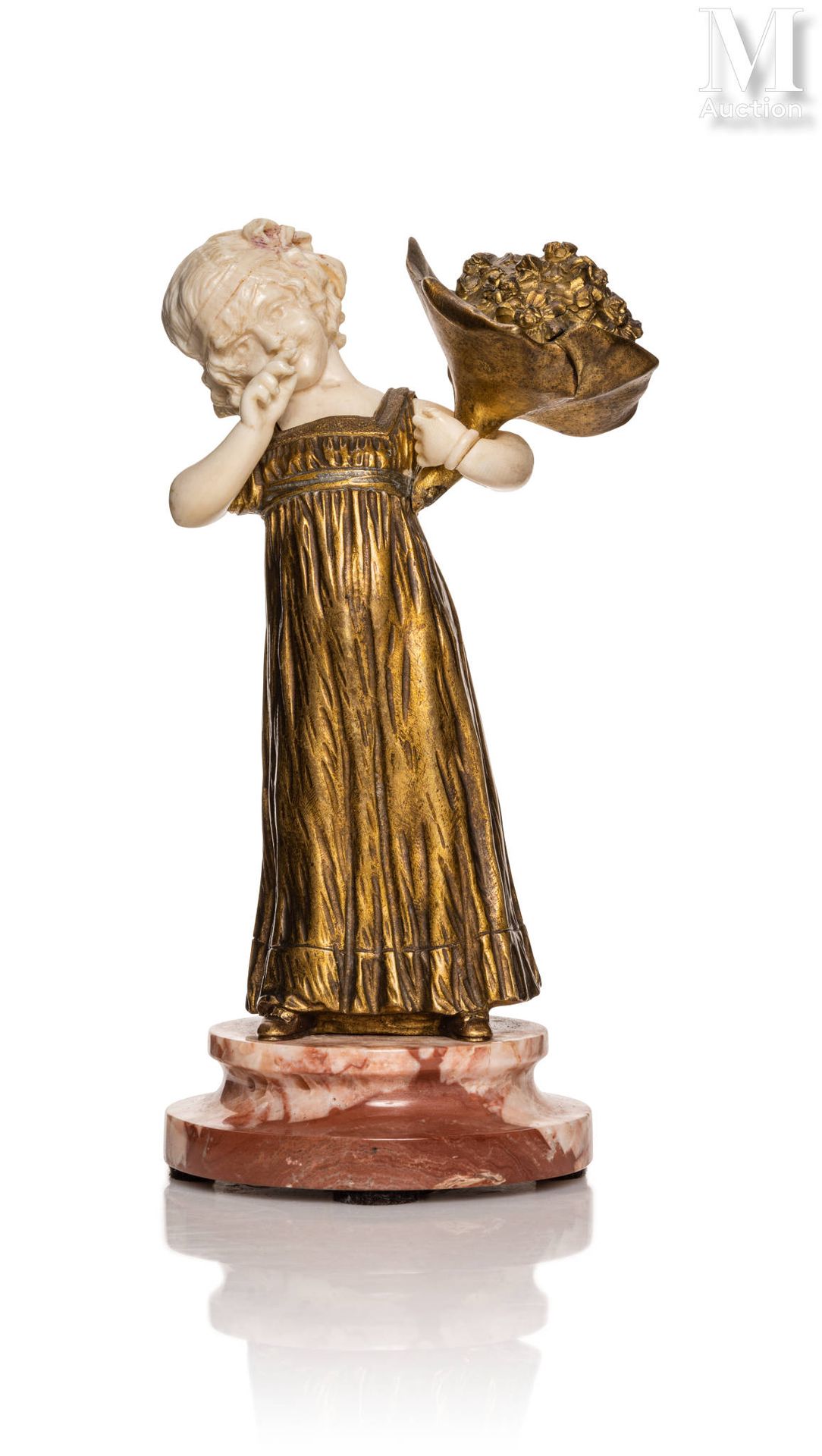 Affortunato GORI (1895 - 1925) "拿着花束的年轻女孩"。

鎏金青铜雕像，半身和手都是象牙雕刻。

圆形底座，有红色大理石台阶。
&hellip;