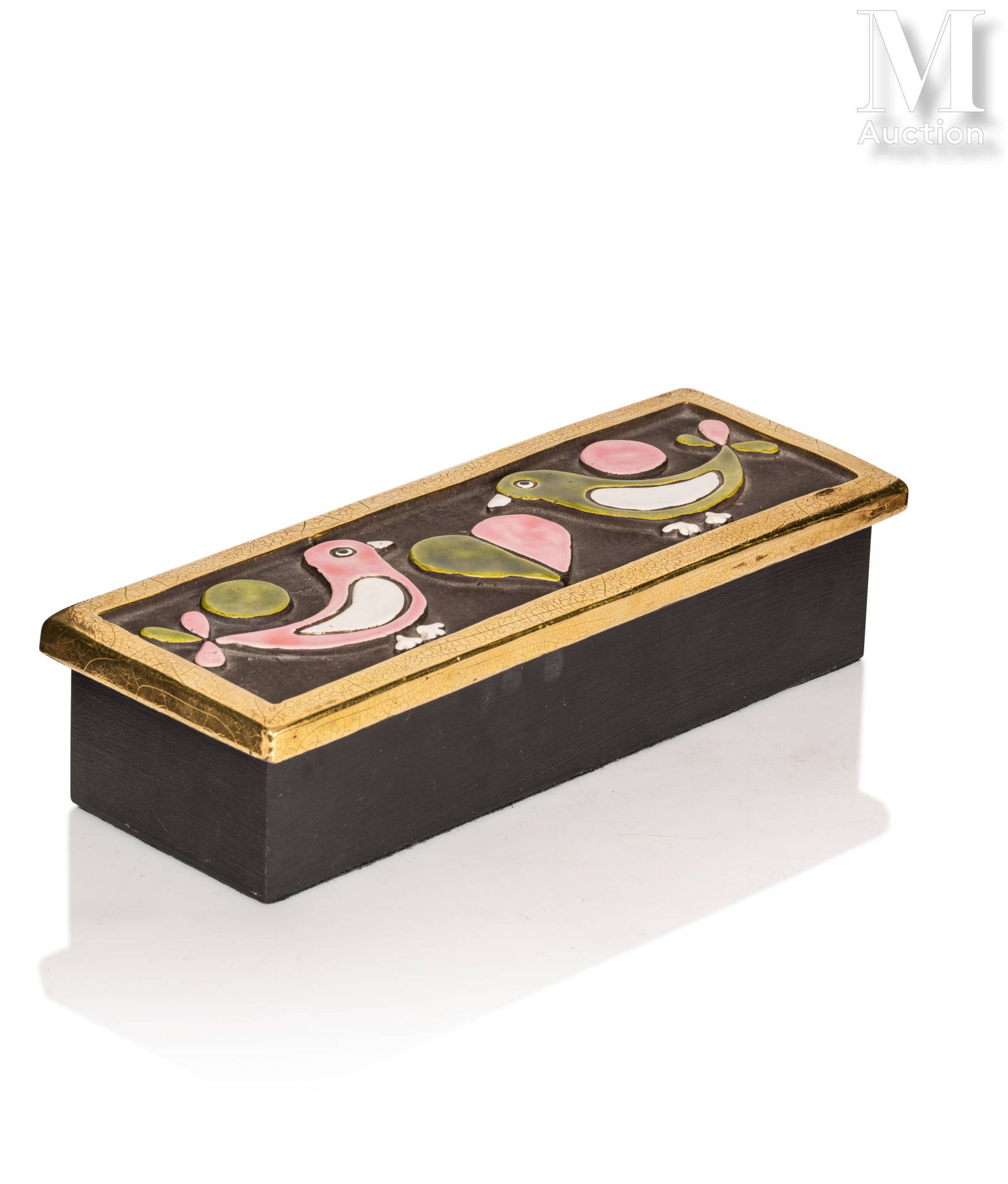 Mithe ESPELT (1923 - 2020) 木盒上有一个上了釉的、有裂纹的、无光泽的陶瓷盖子，上面装饰着两只鸟，框着一颗心。

6,5 x 27,5 &hellip;