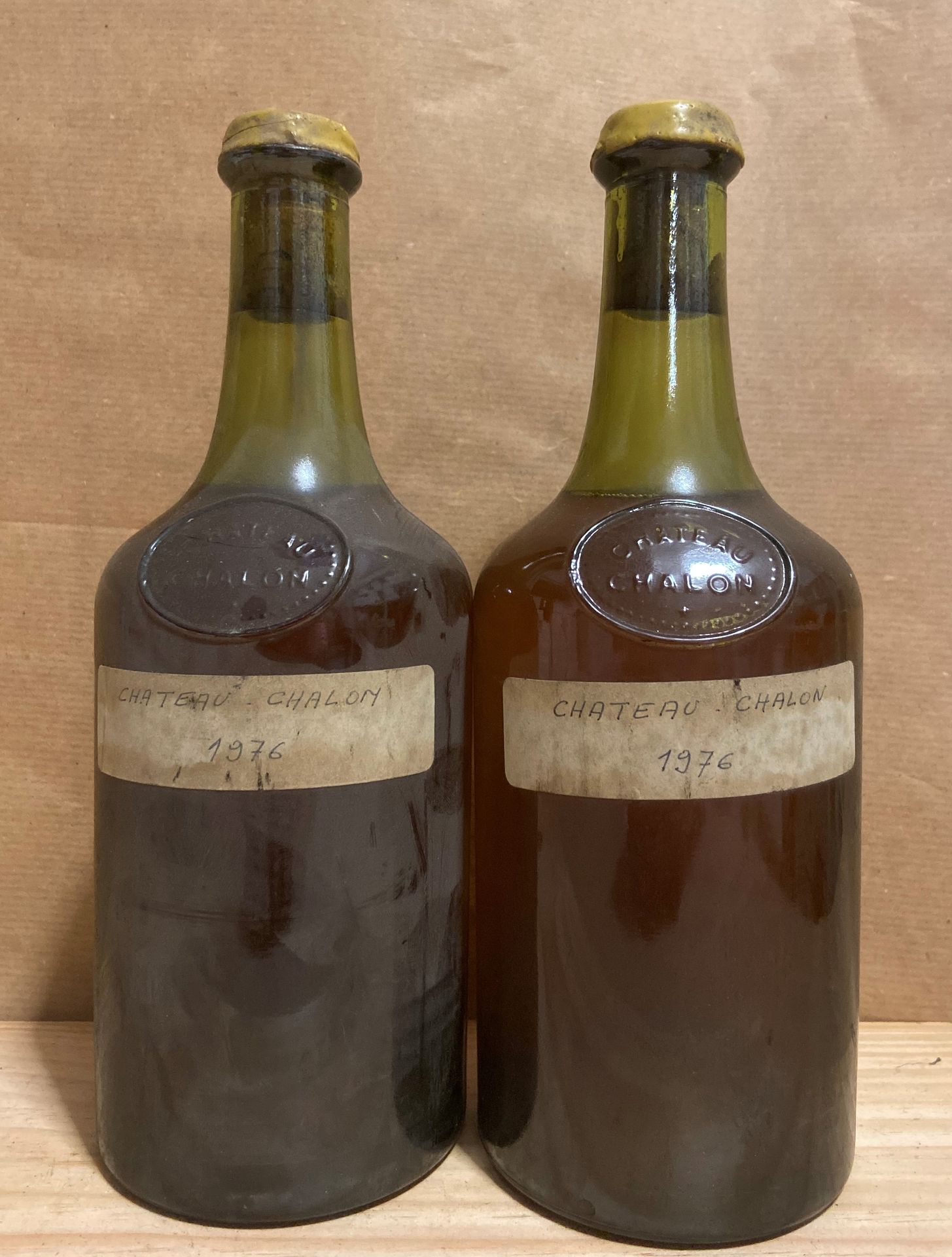 CHÂTEAU-CHALON, 2 bouteilles CHÂTEAU-CHALON, 1976 (etiquettes manuscrites, MB/B,&hellip;