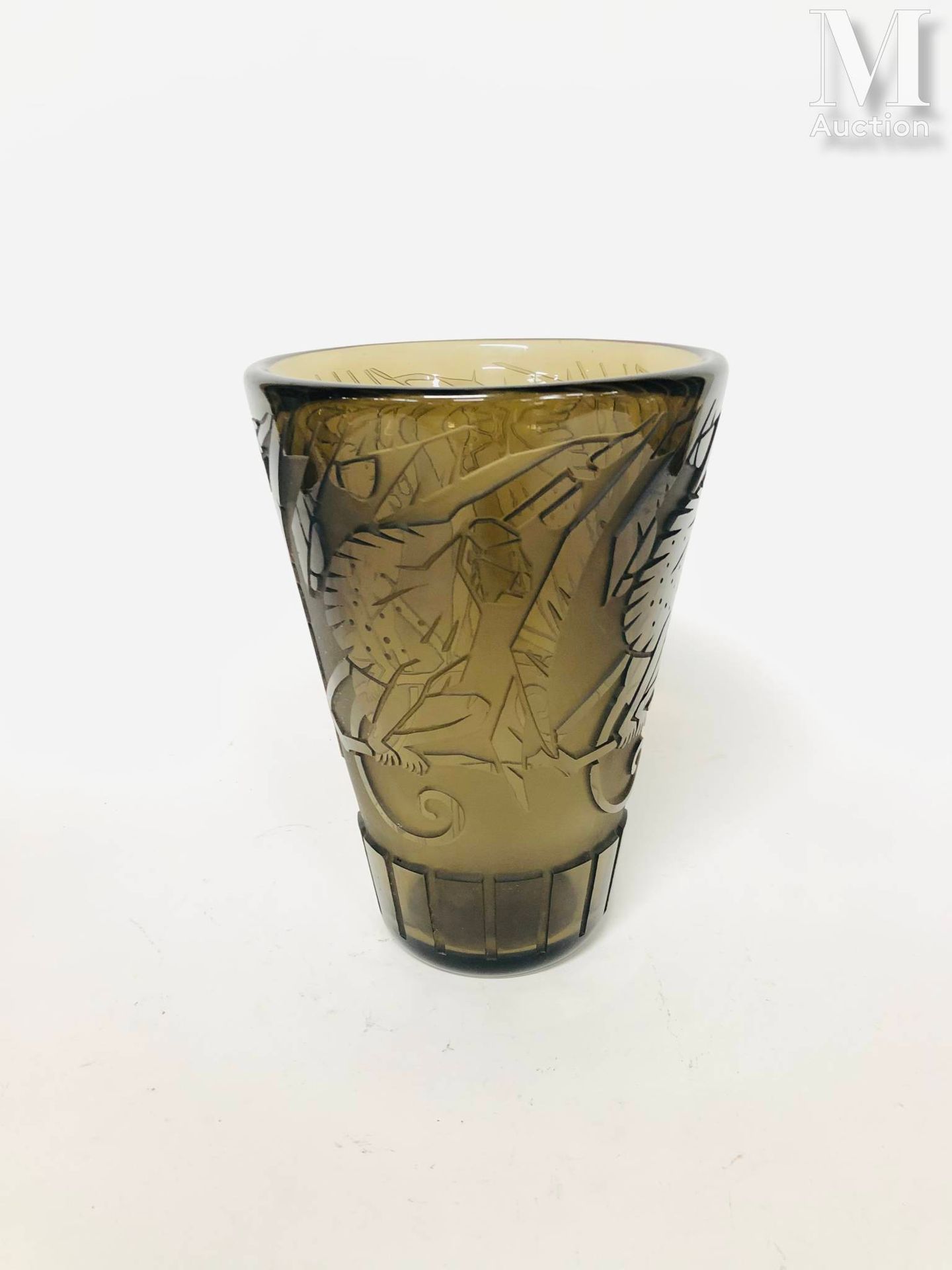 Muller Frères - Luneville 猴子



双层模制玻璃花瓶，有光泽和无光泽，圆锥型

猴子、树枝和叶子的浮雕旋转装饰，刻在烟熏棕色的酸性磨&hellip;