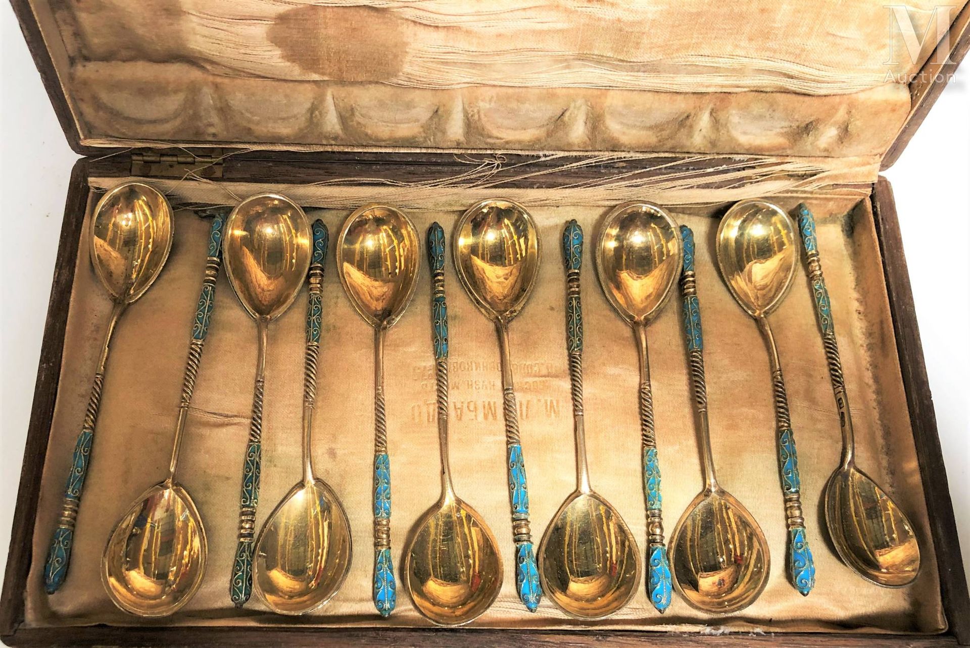 Série de 12 cuillers en vermeil à manches torsadés, the tips and the spoons in b&hellip;
