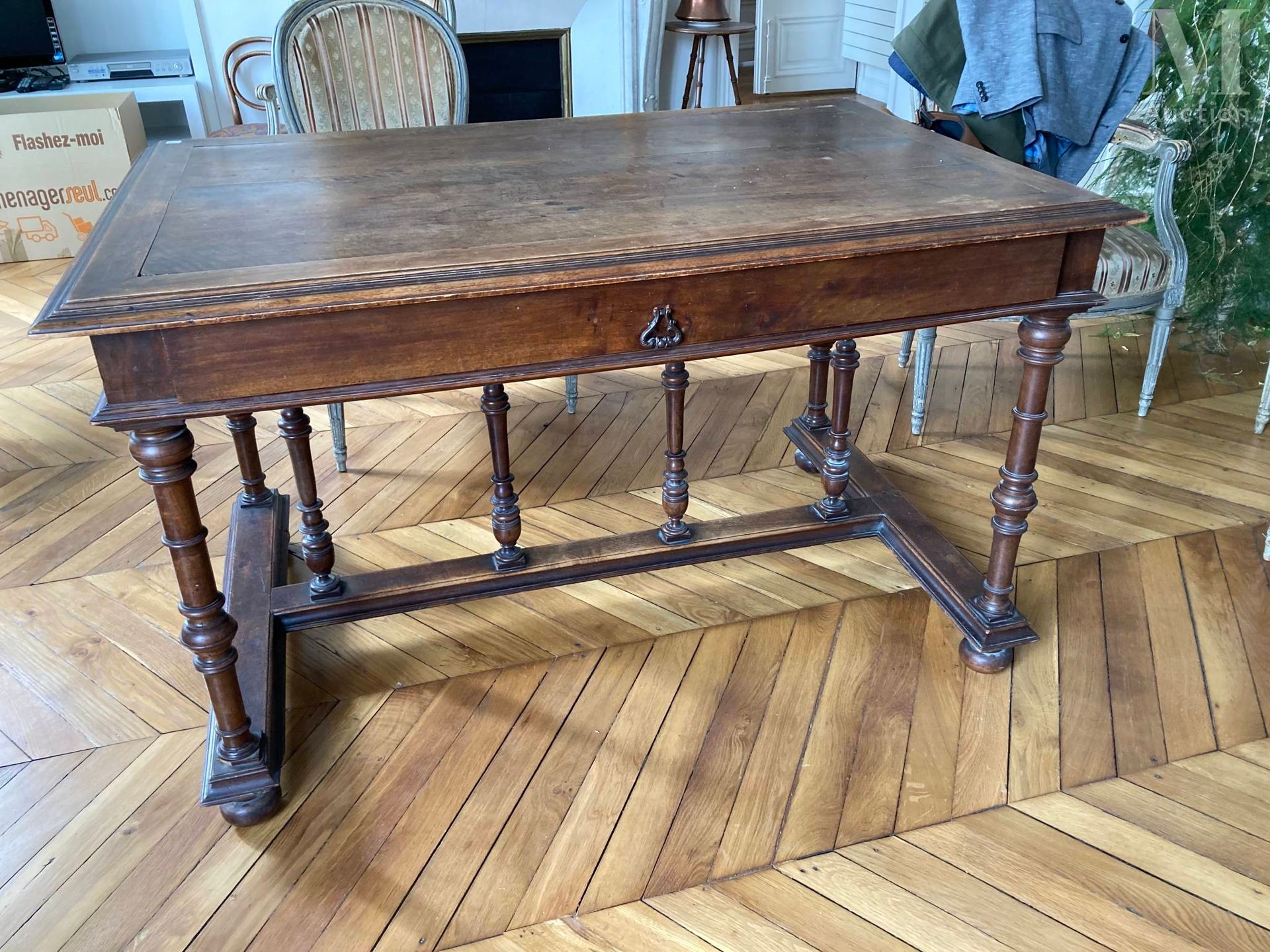 Table bureau en bois naturel, les pieds en bois tournés réunis par une entretois&hellip;