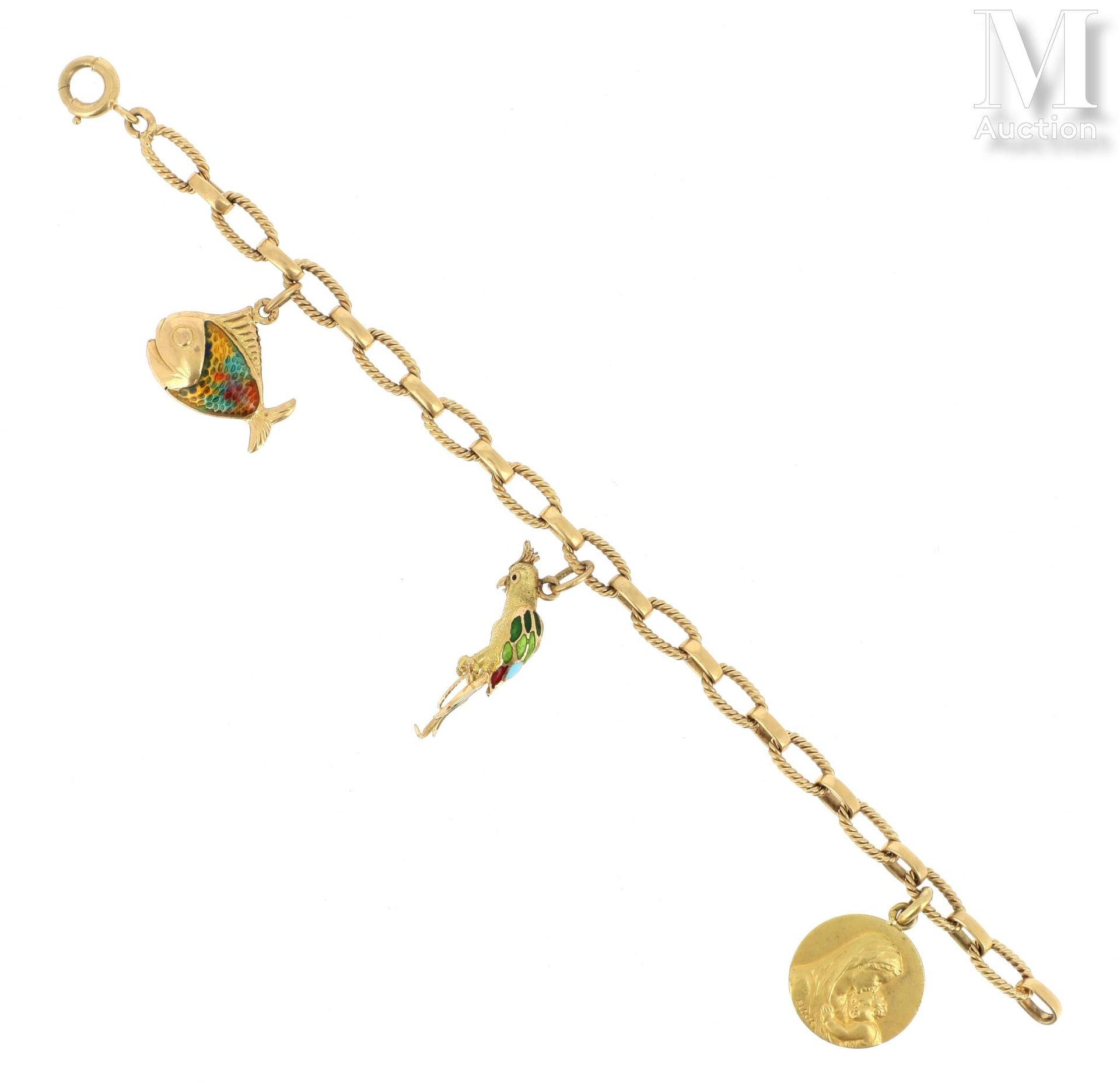 Bracelet breloques 18K(750°/°)黄金手链，带扭曲的链节，持有三个同样是18K黄金的吊坠：一条鱼和一只鹦鹉的珐琅，以及一个贝克圣母和圣&hellip;