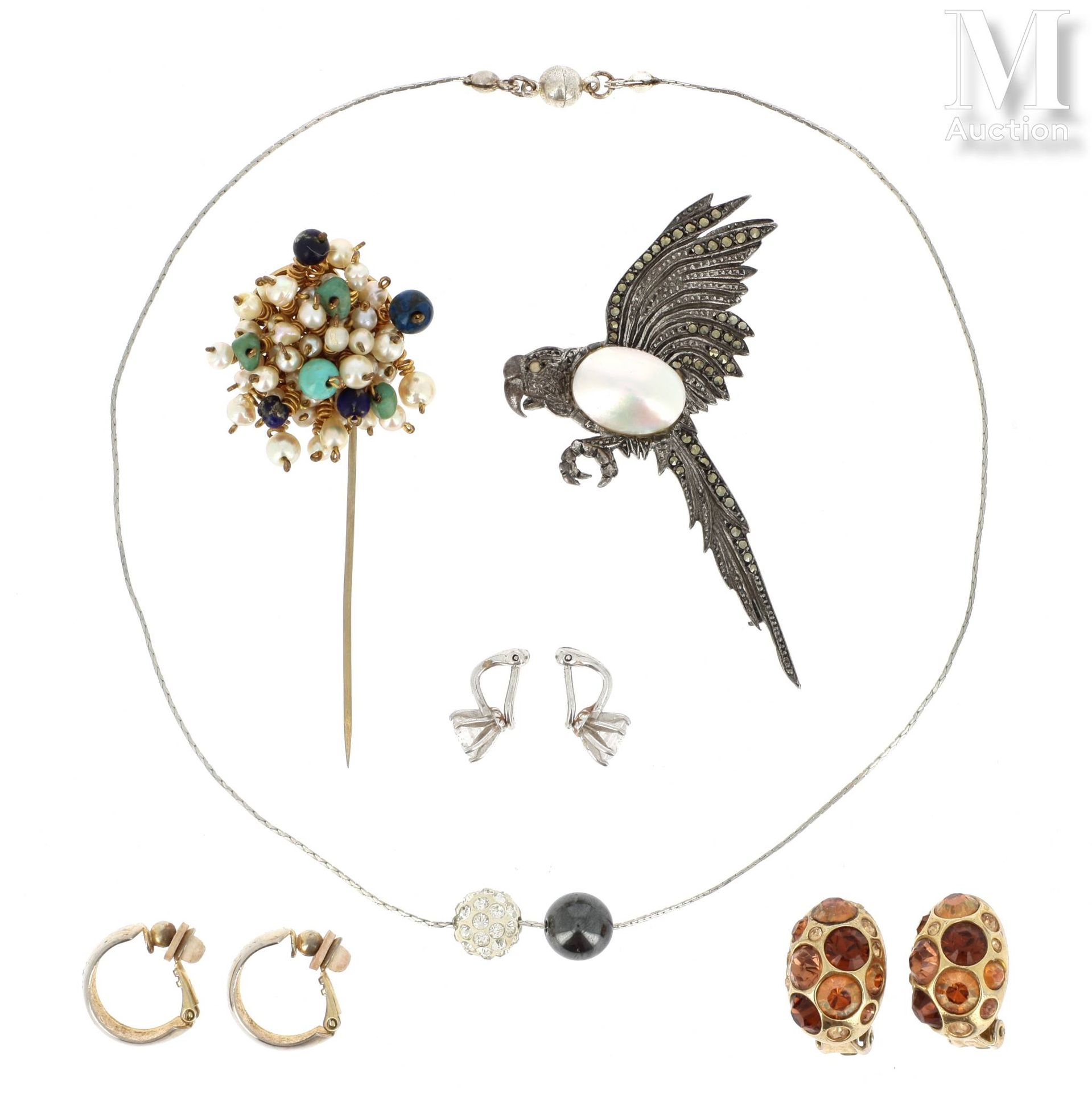 LOT DE BIJOUX fantaisie Lot of costume jewelry in gold or silver metal, includin&hellip;