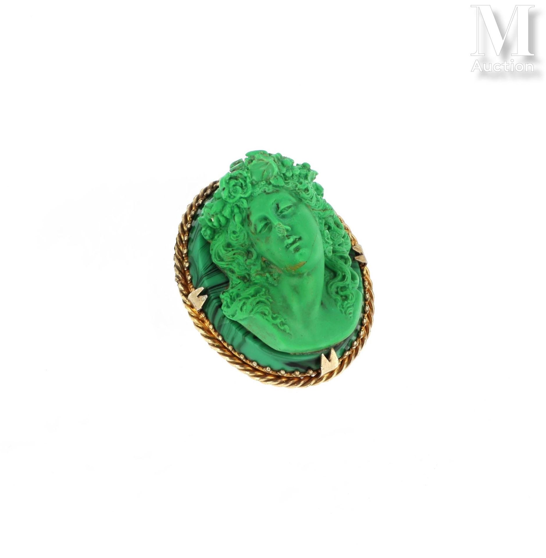 BROCHE CAMÉE Brooch presenting a cameo in resin and glass paste carved with a bu&hellip;
