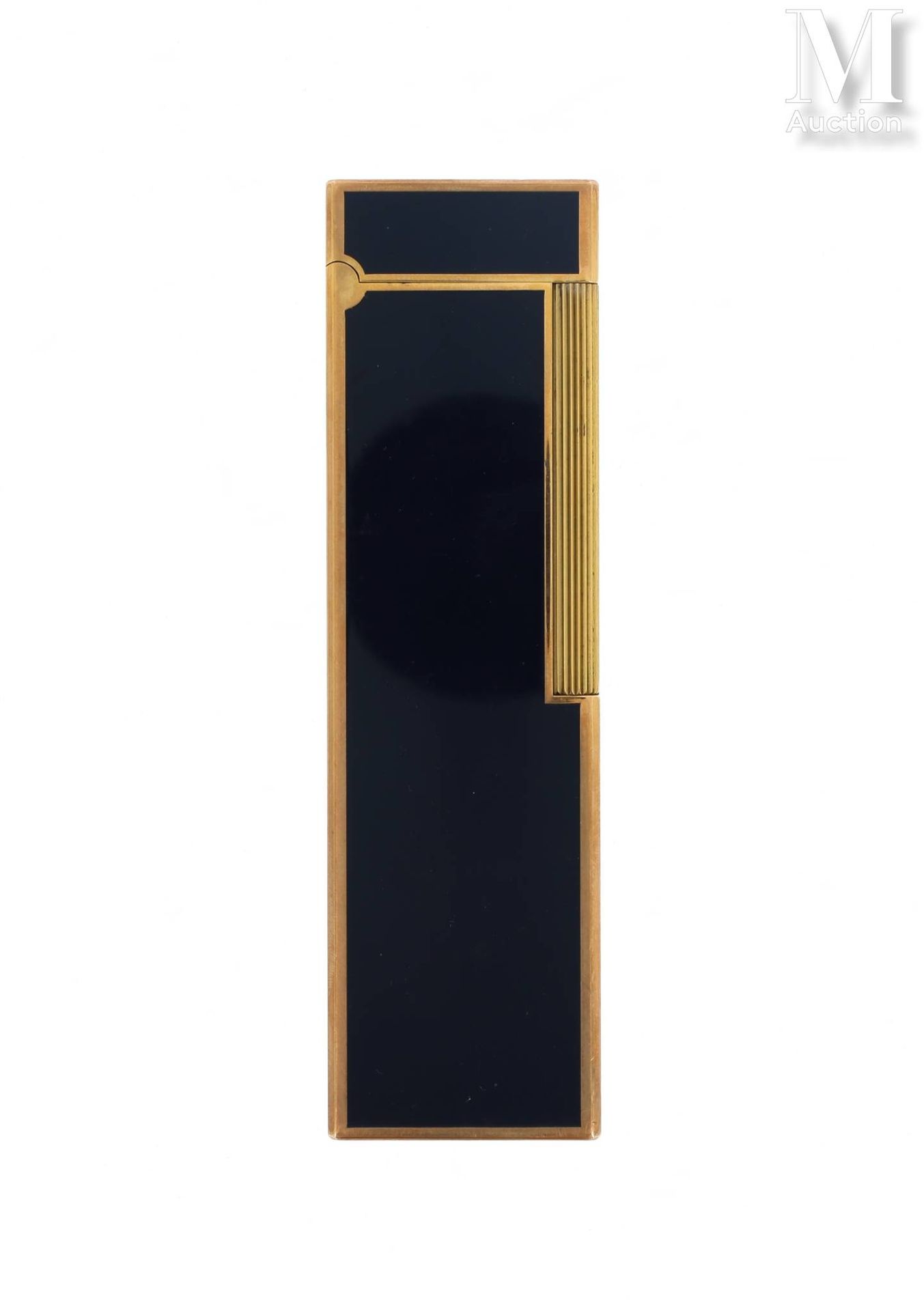 Briquet de table DUPONT DUPONT

Table lighter in gilded metal and navy blue lacq&hellip;